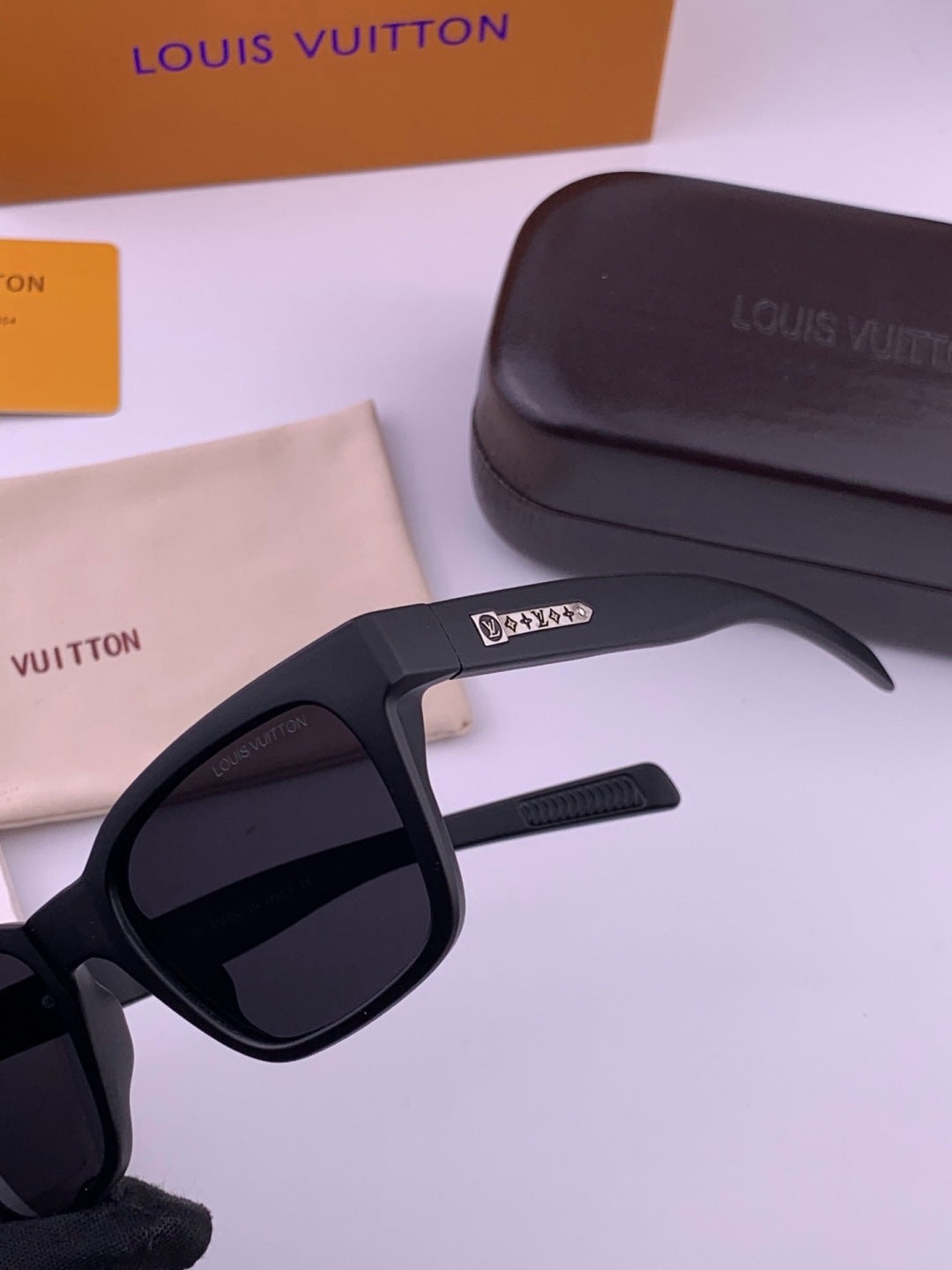 Louis Vuitton Fashion Black Lens Sunglasses for Men & Women - 381847 - detail image 5