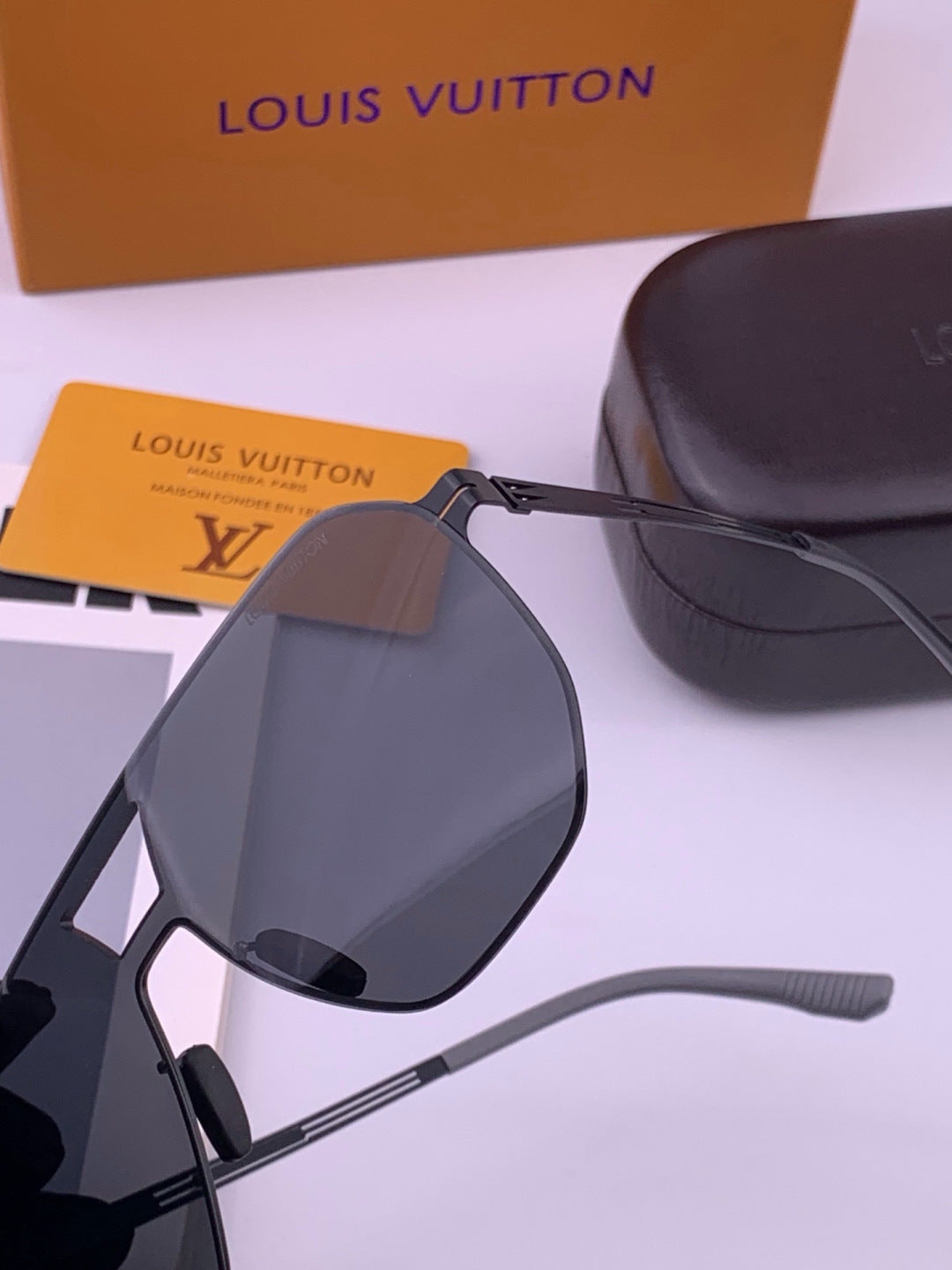 Louis Vuitton L010 Fashion Gold Lens Sunglasses for Men & Women - 381819 - detail image 3