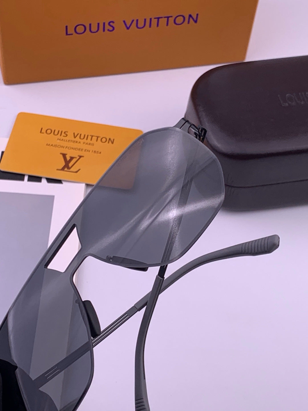 Louis Vuitton L010 Fashion Gold Lens Sunglasses for Men & Women - 381819 - detail image 4
