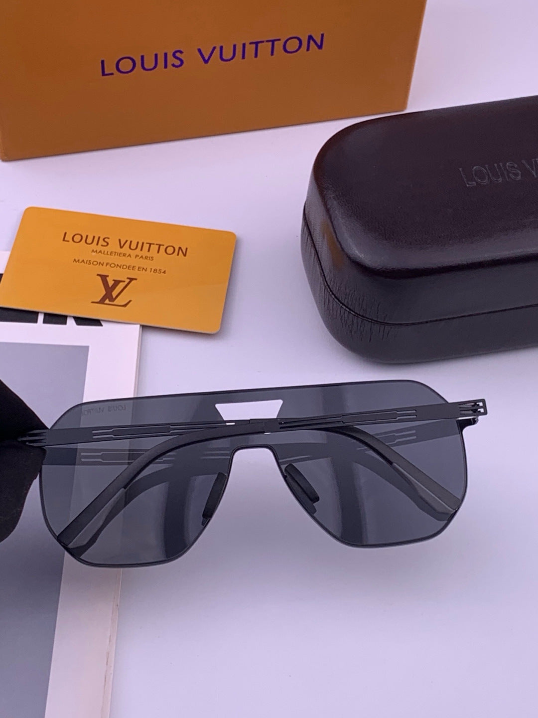 Louis Vuitton L010 Fashion Gold Lens Sunglasses for Men & Women - 381819 - detail image 6