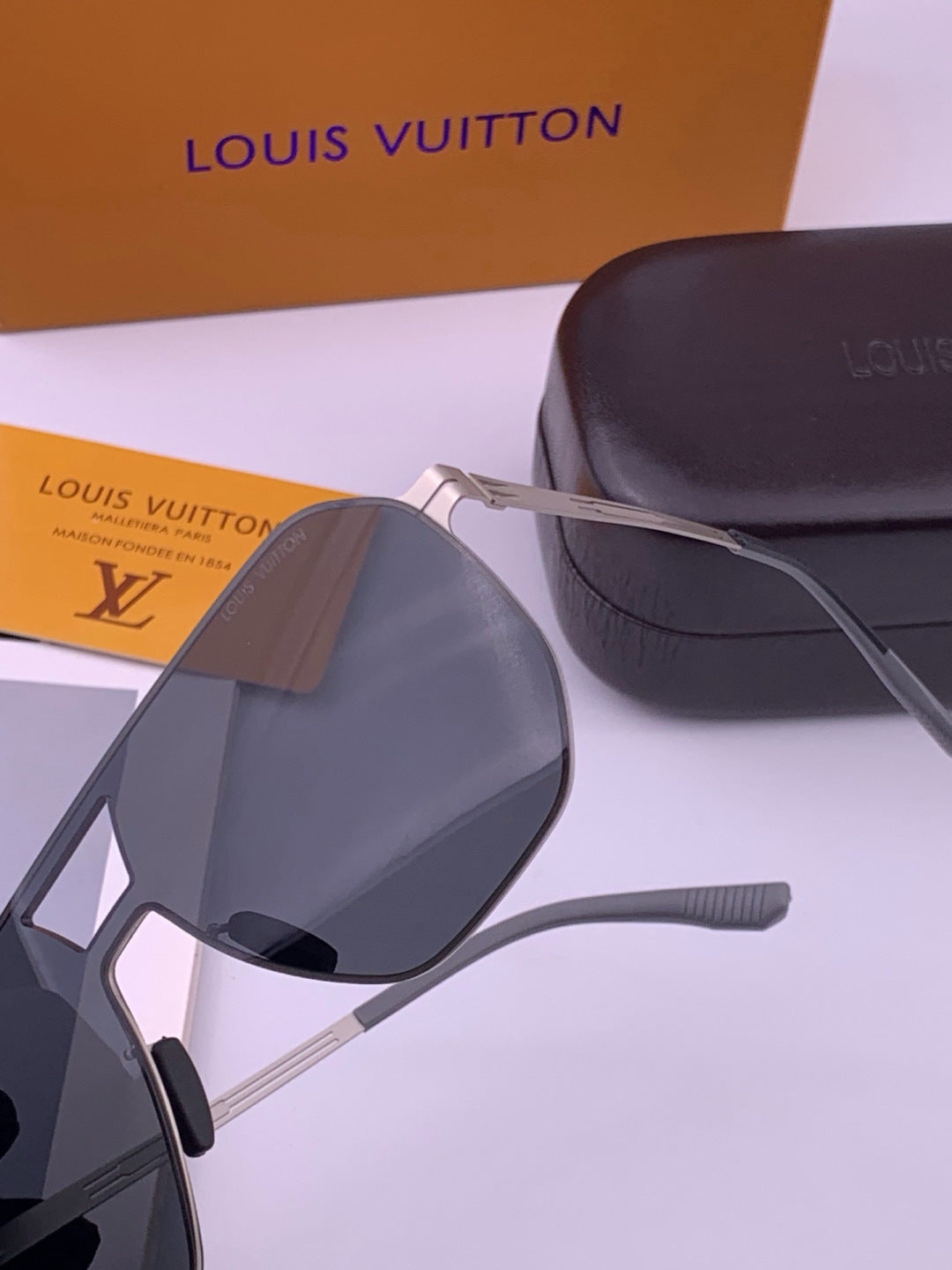 Louis Vuitton L010 Fashion Gold Lens Sunglasses for Men & Women - detail image 3