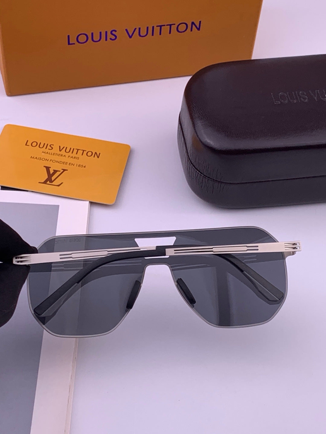 Louis Vuitton L010 Fashion Gold Lens Sunglasses for Men & Women - detail image 6
