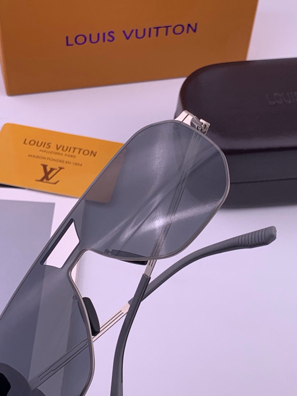 Louis Vuitton L010 Fashion Gold Lens Sunglasses for Men & Women - detail image 4