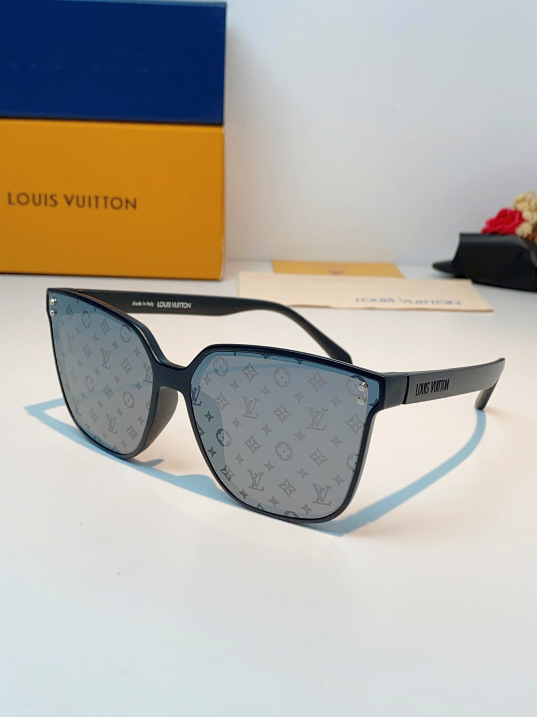 Louis Vuitton Square Black Lens Sunglasses for Men & Women - 398159 - detail image 2