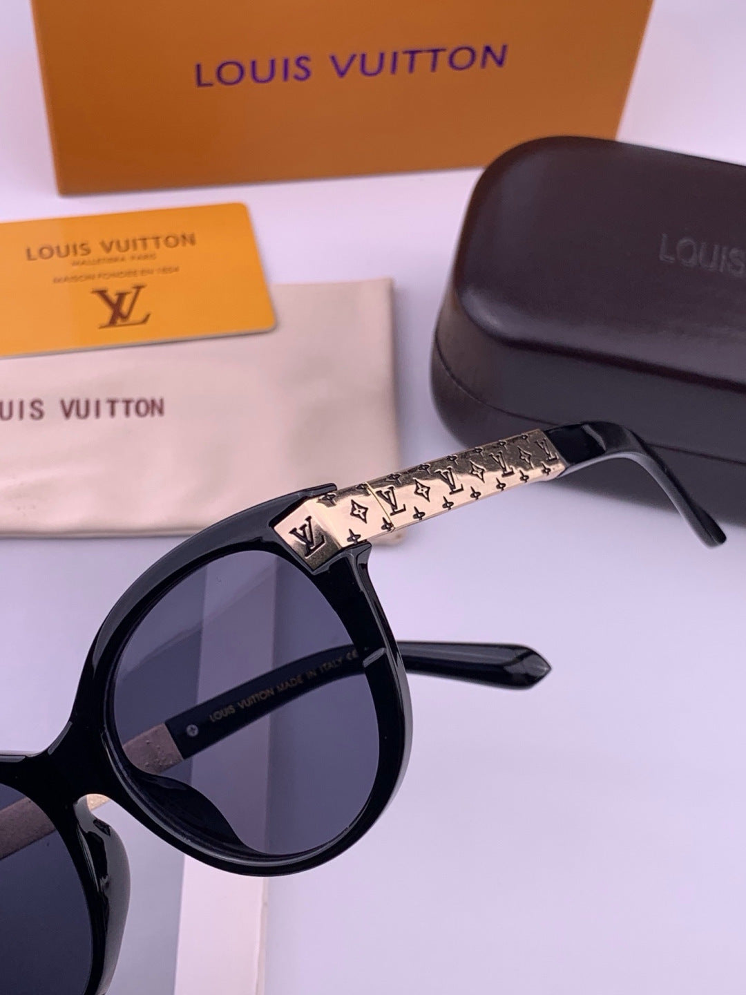 Louis Vuitton L87000 Oversized Black Lens Sunglasses for Men & Women - 398212 - detail image 3