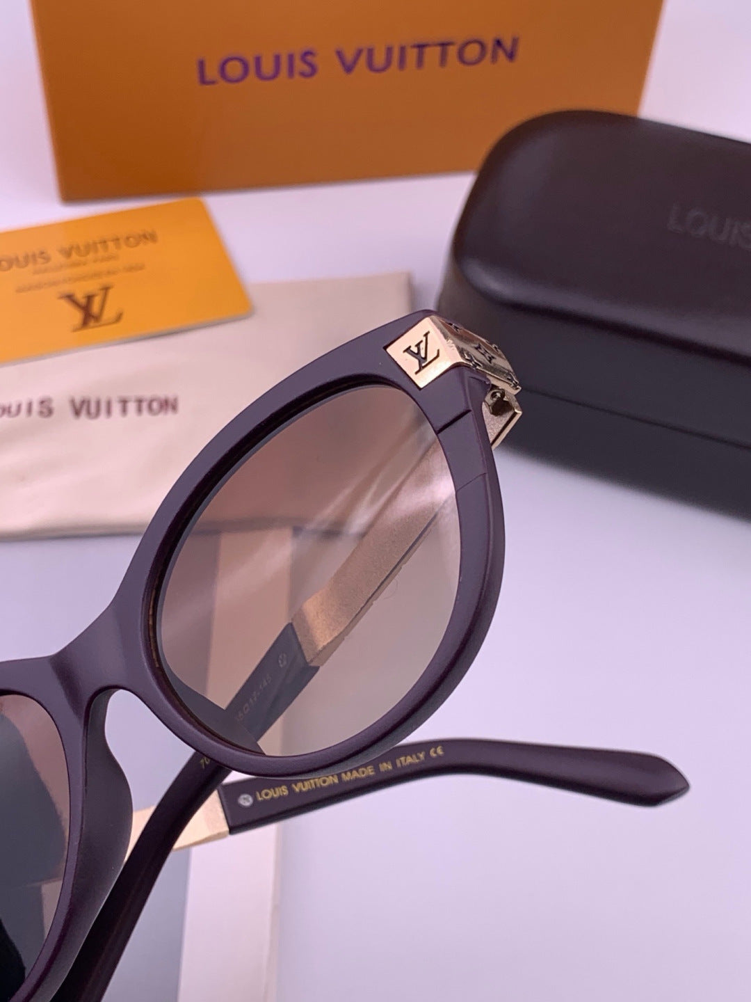 Louis Vuitton L87000 Oversized Black Lens Sunglasses for Men & Women - 398213 - detail image 5