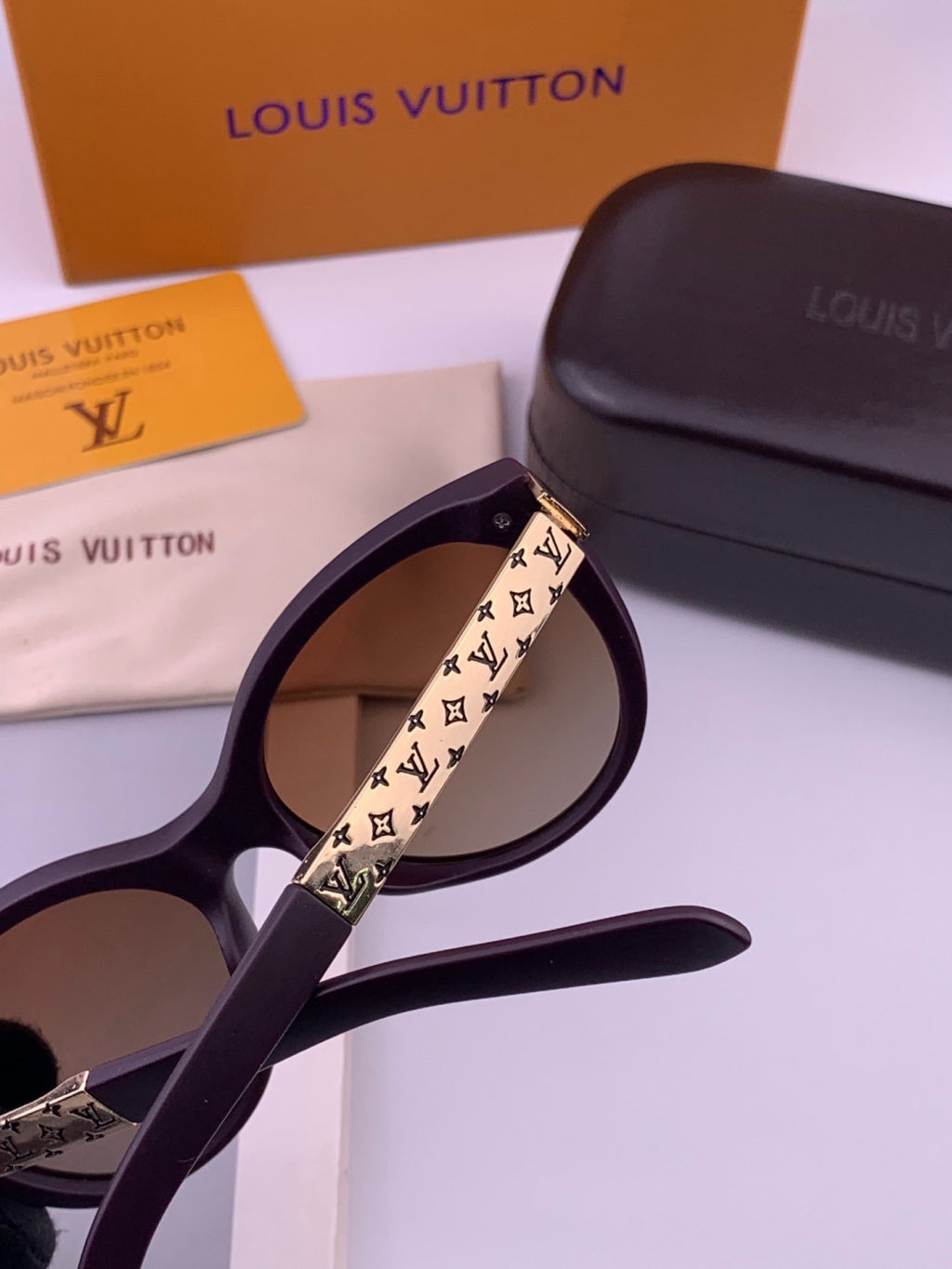 Louis Vuitton L87000 Oversized Black Lens Sunglasses for Men & Women - 398213 - detail image 4