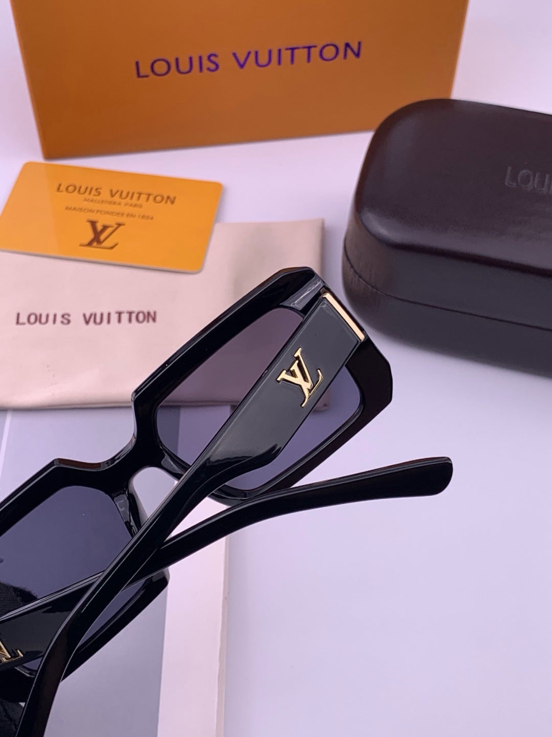 Louis Vuitton L37004 Oversized Black Lens Sunglasses for Men & Women - 398215 - detail image 4