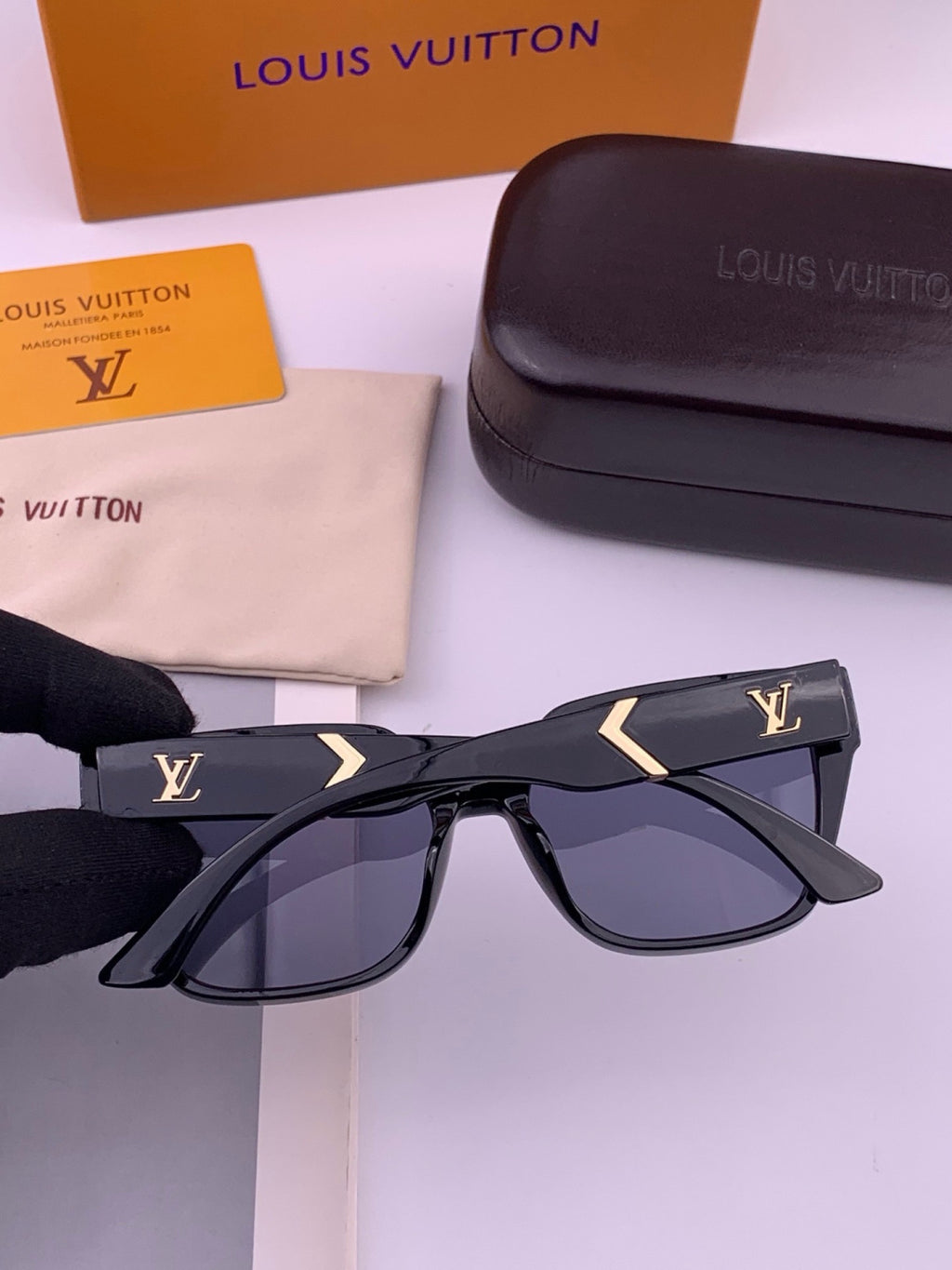 Louis Vuitton L77004 Oversized Black Lens Sunglasses for Men & Women - 398217 - detail image 4