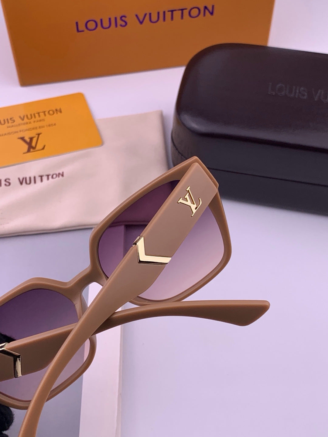 Louis Vuitton L77004 Oversized Purple Lens Sunglasses for Men & Women - 398218 - detail image 5