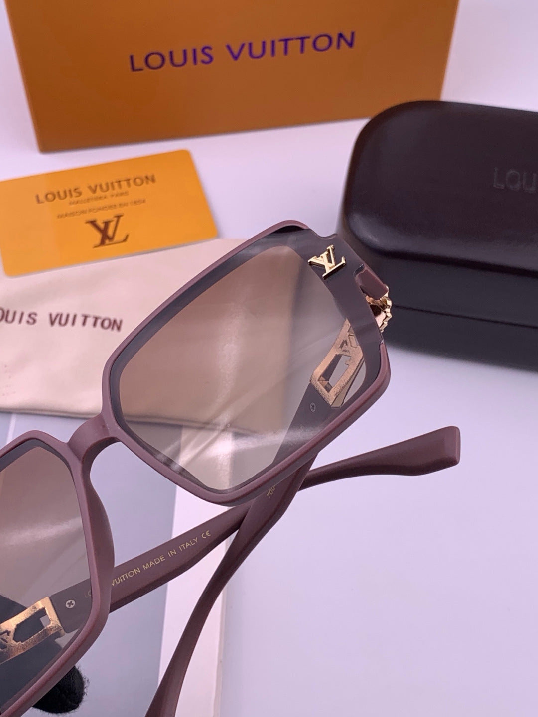Louis Vuitton L77004 Oversized Purple Lens Sunglasses for Men & Women - 398219 - detail image 5