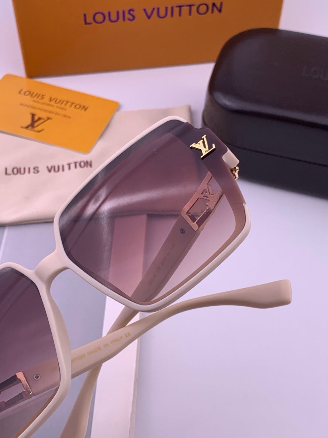 Louis Vuitton L77004 Oversized Purple Lens Sunglasses for Men & Women - 398221 - detail image 4