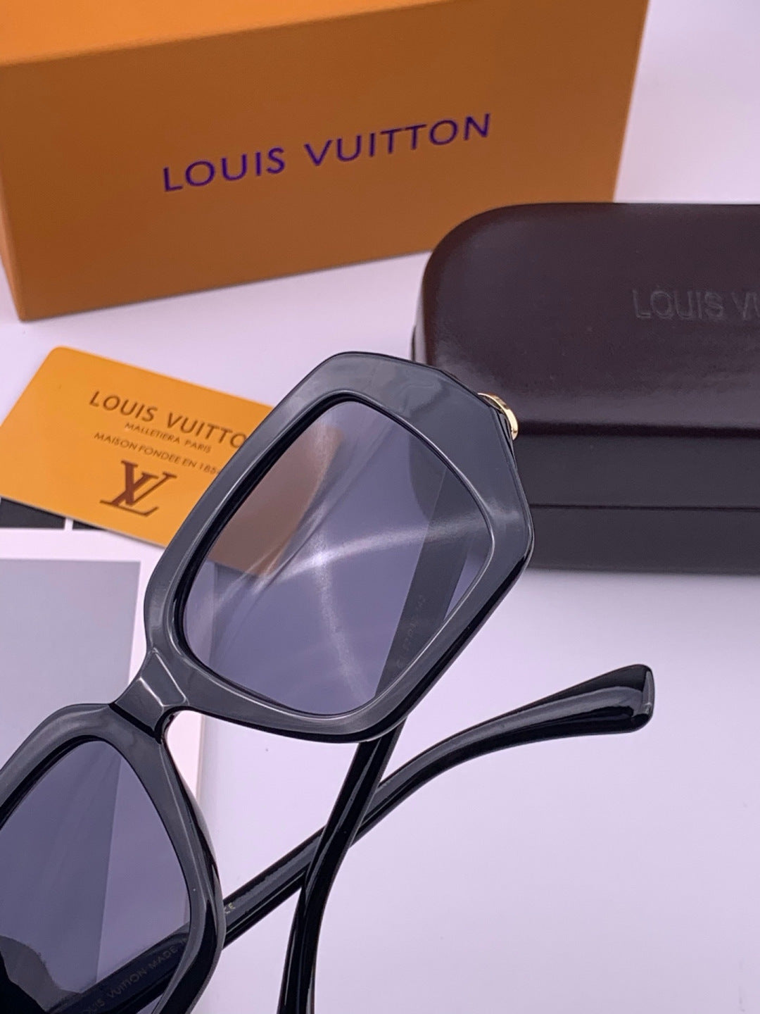 Louis Vuitton L27006 Oversized Brown Lens Sunglasses for Men & Women - 398204 - detail image 3