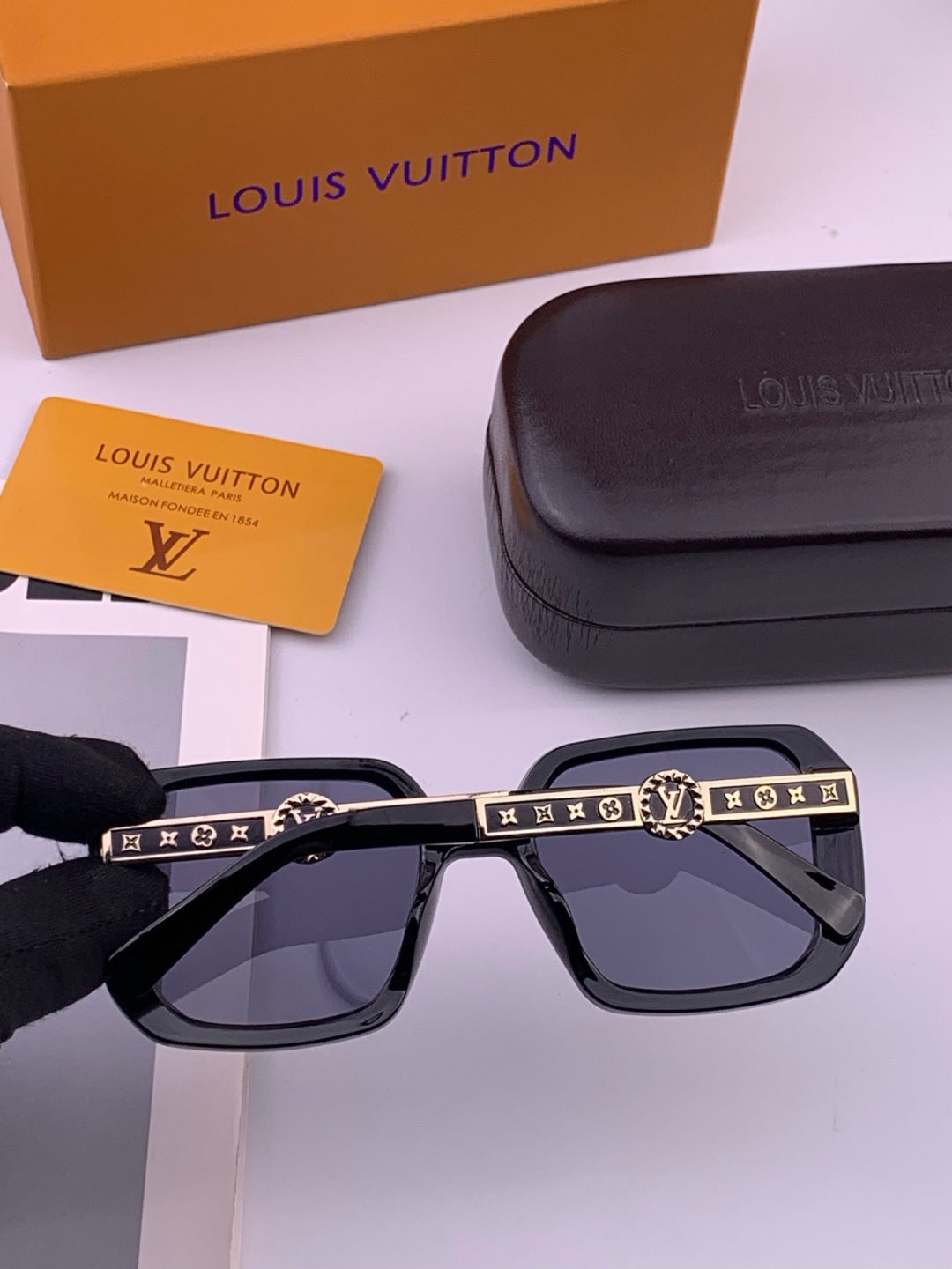Louis Vuitton L37007 Oversized Brown Lens Sunglasses for Men & Women - 398208 - detail image 6