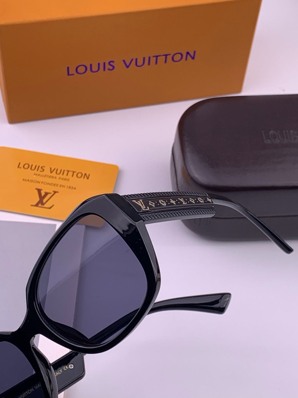 Louis Vuitton L17006 Oversized Black Lens Sunglasses for Men & Women - 398210 - detail image 4