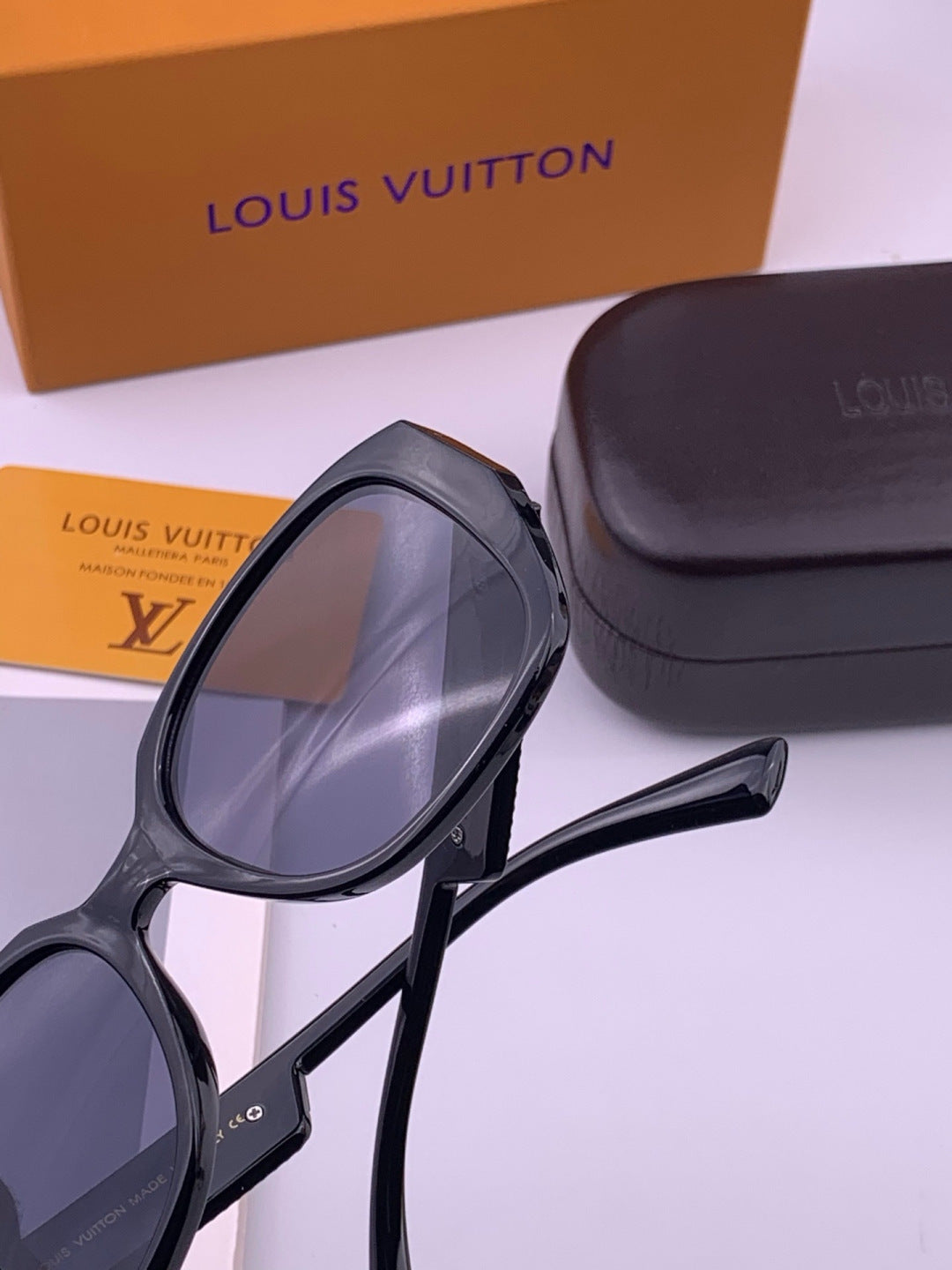 Louis Vuitton L17006 Oversized Black Lens Sunglasses for Men & Women - 398210 - detail image 3