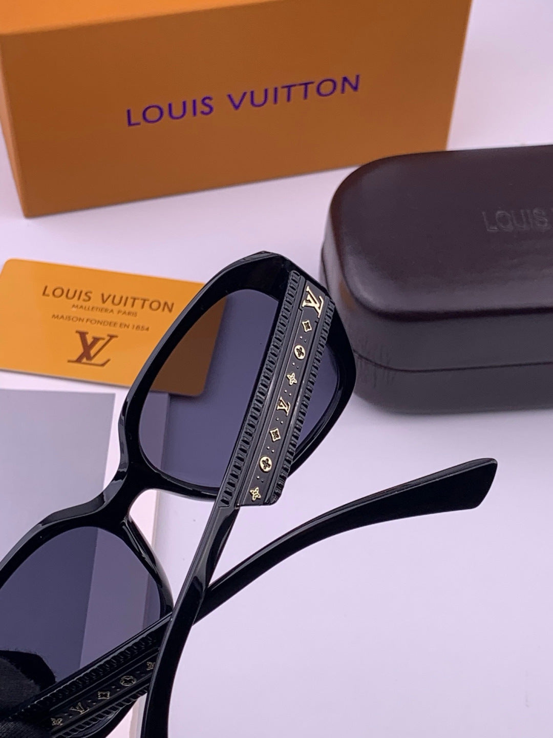 Louis Vuitton L17006 Oversized Black Lens Sunglasses for Men & Women - 398210 - detail image 6