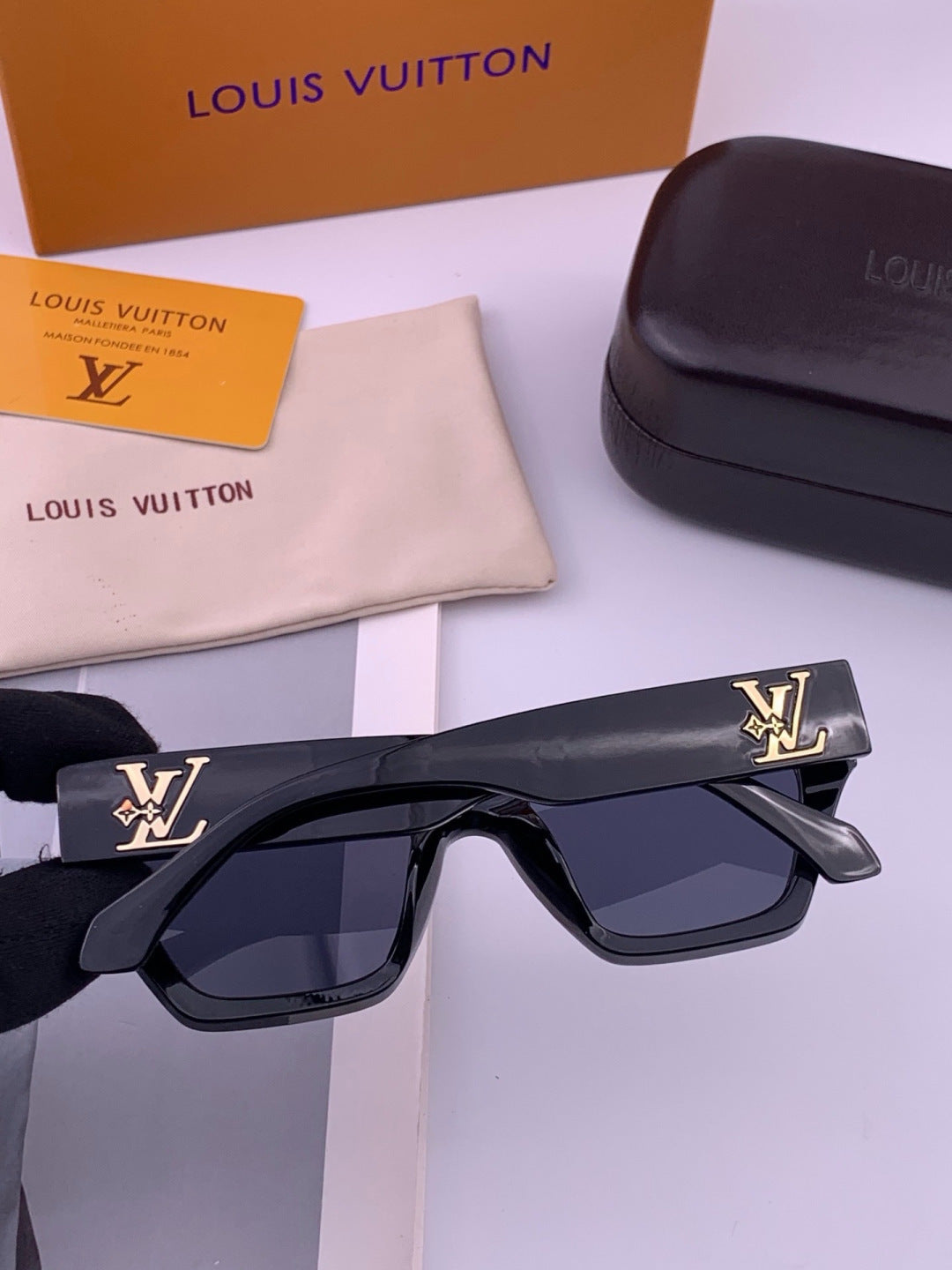 Louis Vuitton L26900 Square Black Lens Sunglasses for Women - 398110 - detail image 5