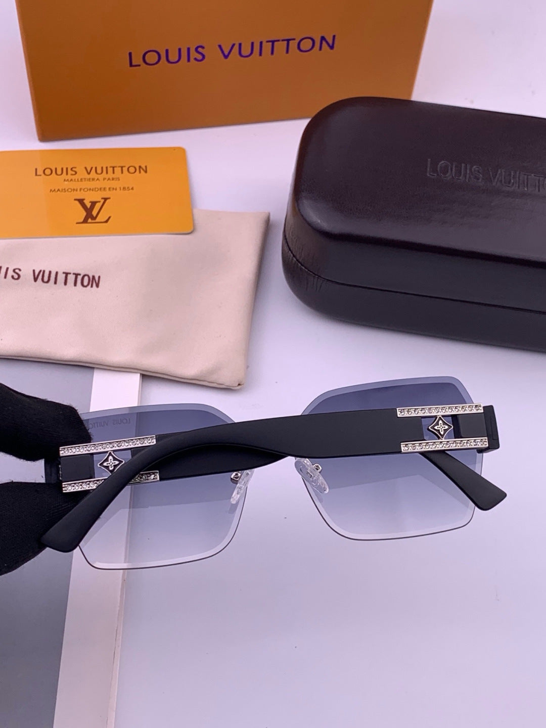 Louis Vuitton L9261 Square Black Lens Sunglasses for Men & Women - 398112 - detail image 4