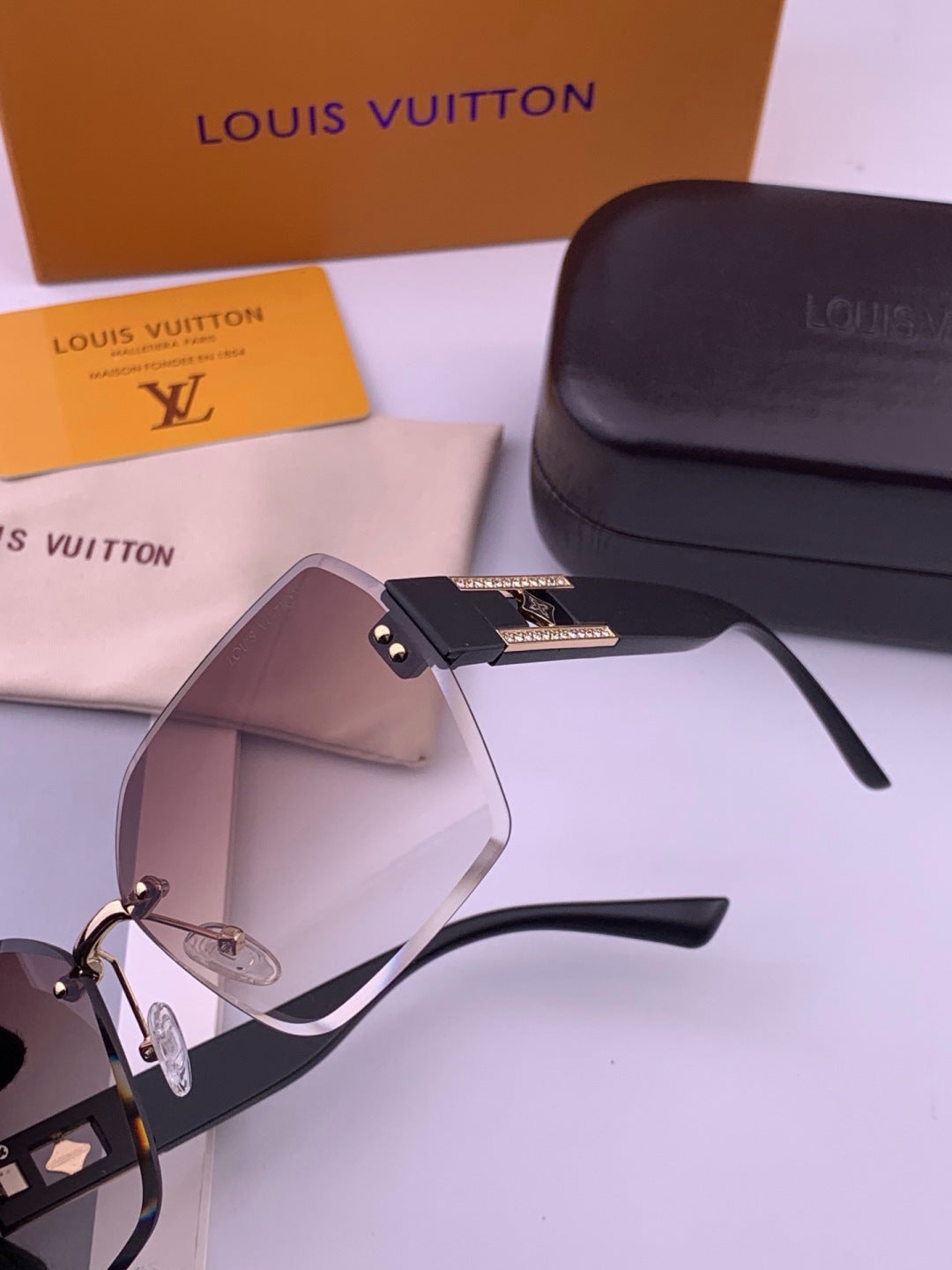 Louis Vuitton L9261 Square Black Lens Sunglasses for Men & Women - 398113 - detail image 3