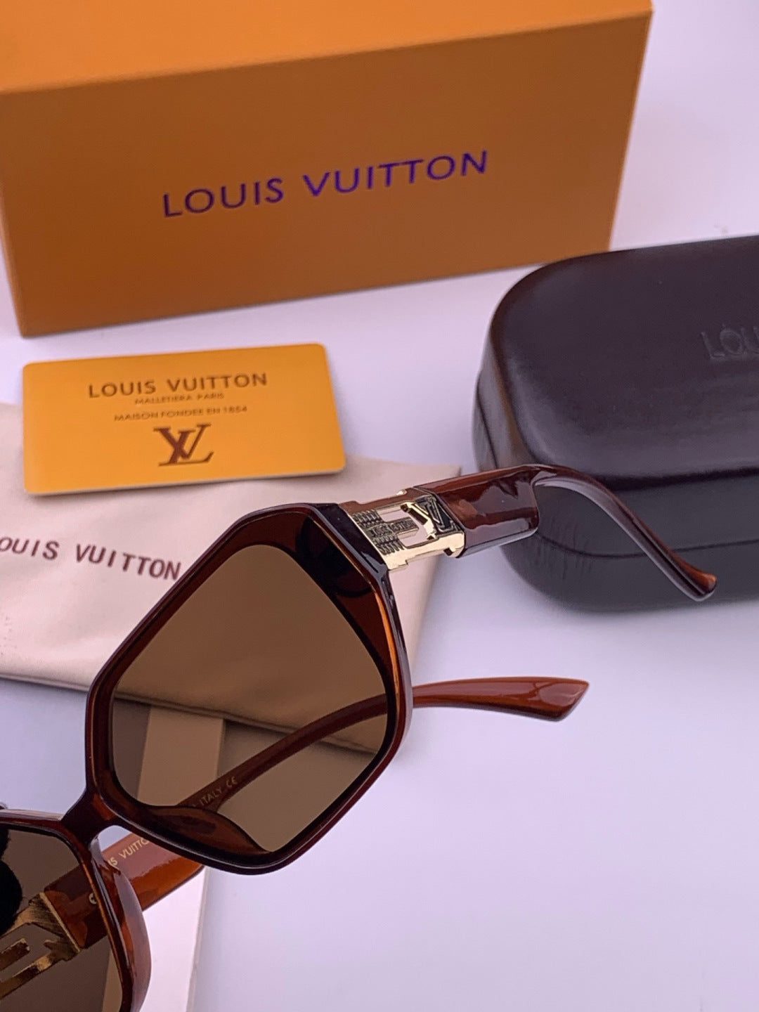 Louis Vuitton L17001 Square Black Lens Sunglasses for Women - 398117 - detail image 3