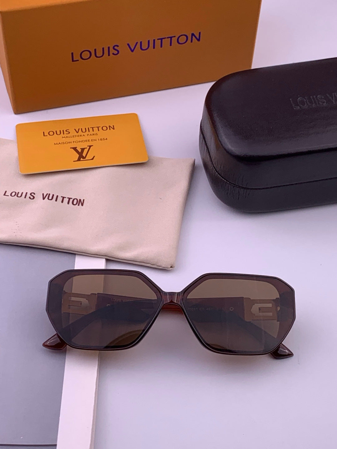 Louis Vuitton L17001 Square Black Lens Sunglasses for Women - 398117 - detail image 7