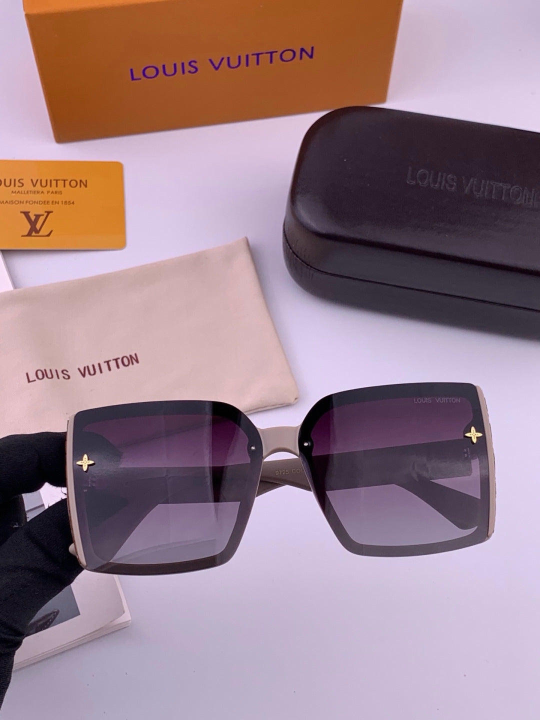 Louis Vuitton Fashion Gold Lens Sunglasses for Men & Women - 414868 - detail image 2