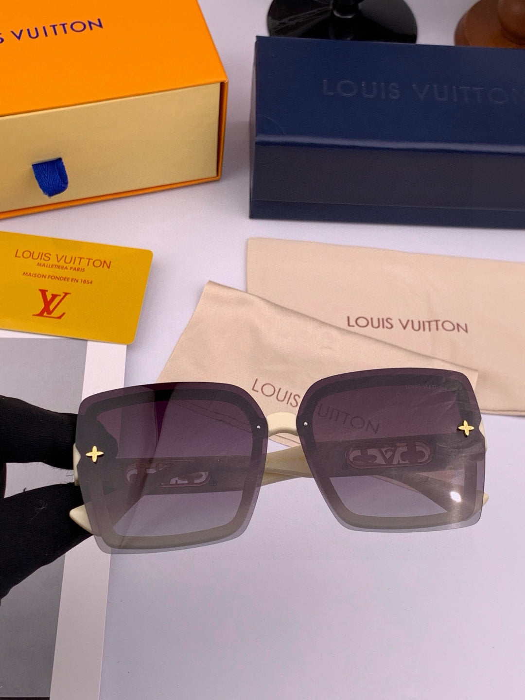 Louis Vuitton Fashion Gold Lens Sunglasses for Men & Women - 414866 - detail image 2