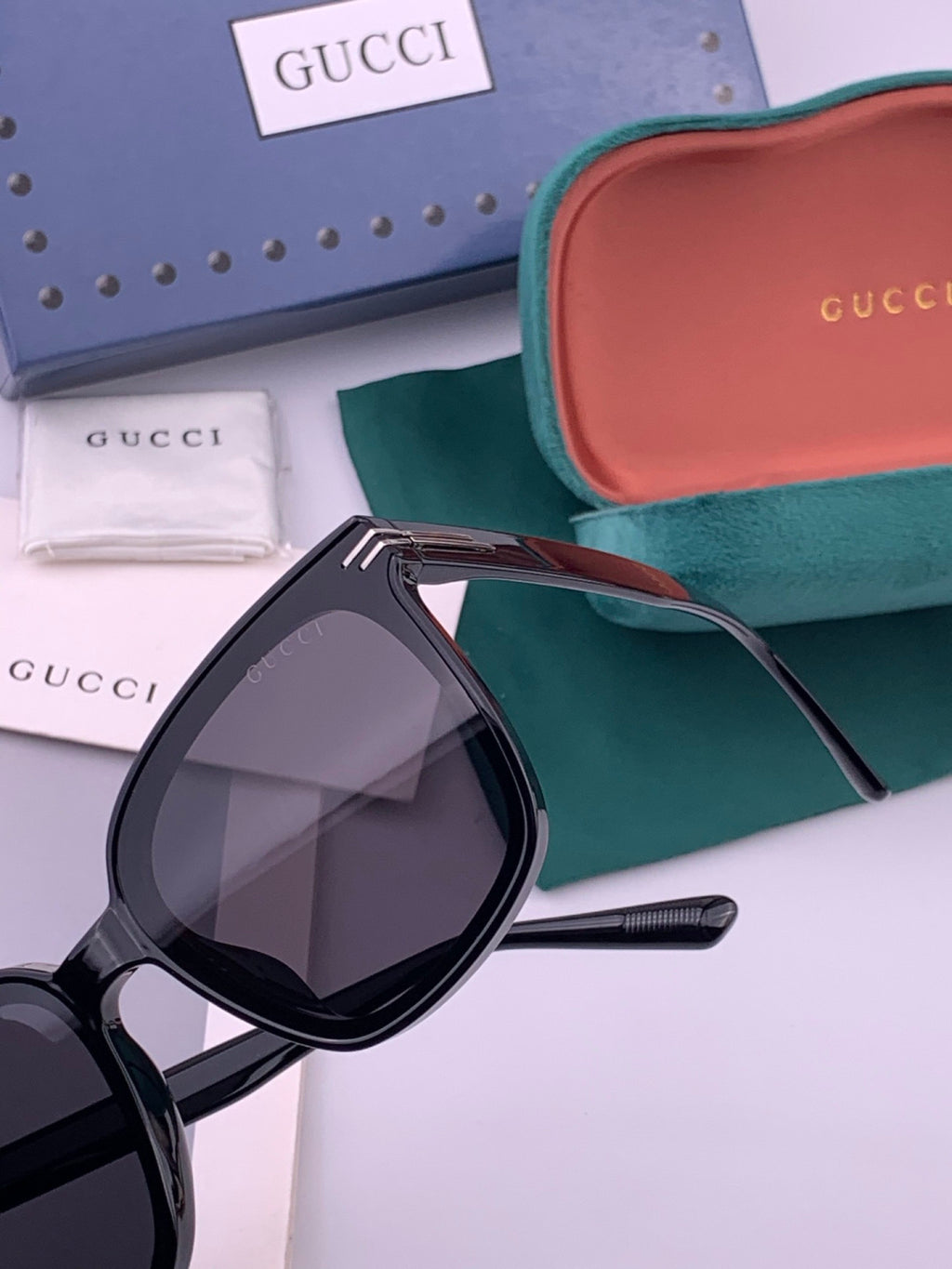 Gucci G07711 Round Black Lens Sunglasses for Men & Women - detail image 3