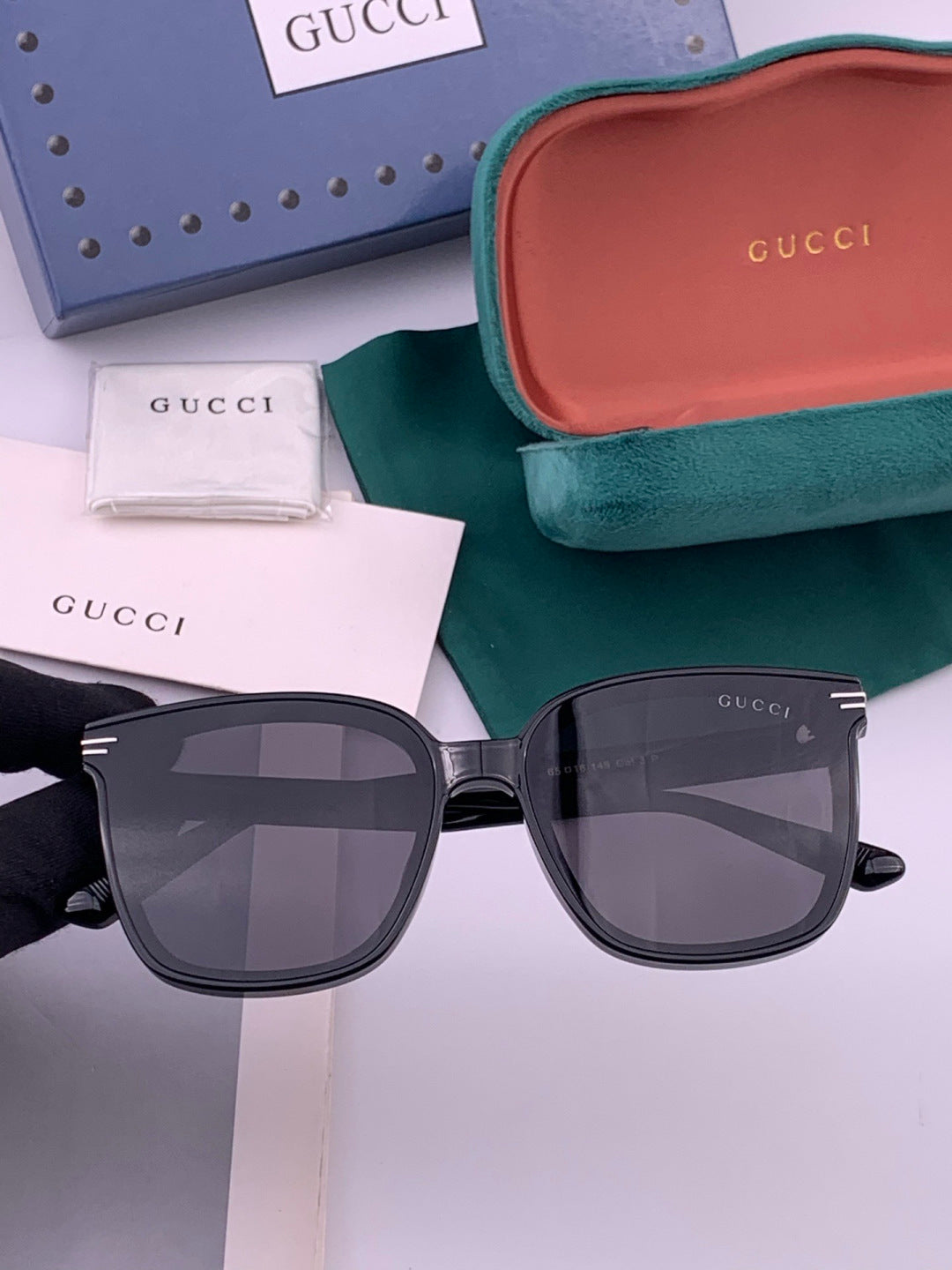 Gucci G07711 Round Black Lens Sunglasses for Men & Women