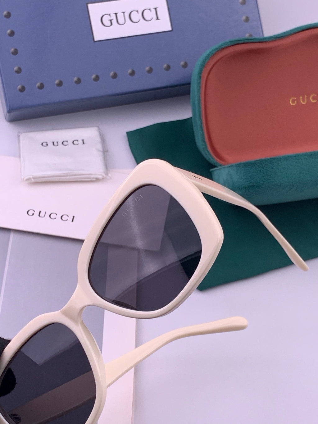 Gucci G1386 Round Gold Lens Sunglasses for Men & Women - detail image 3