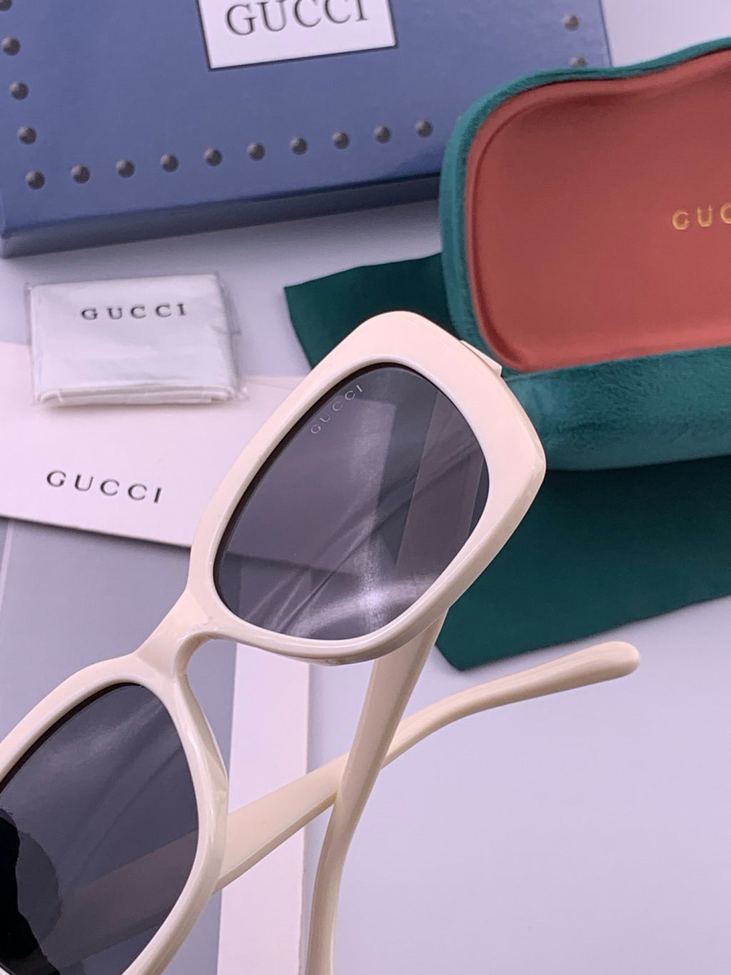 Gucci G1386 Round Gold Lens Sunglasses for Men & Women - detail image 5