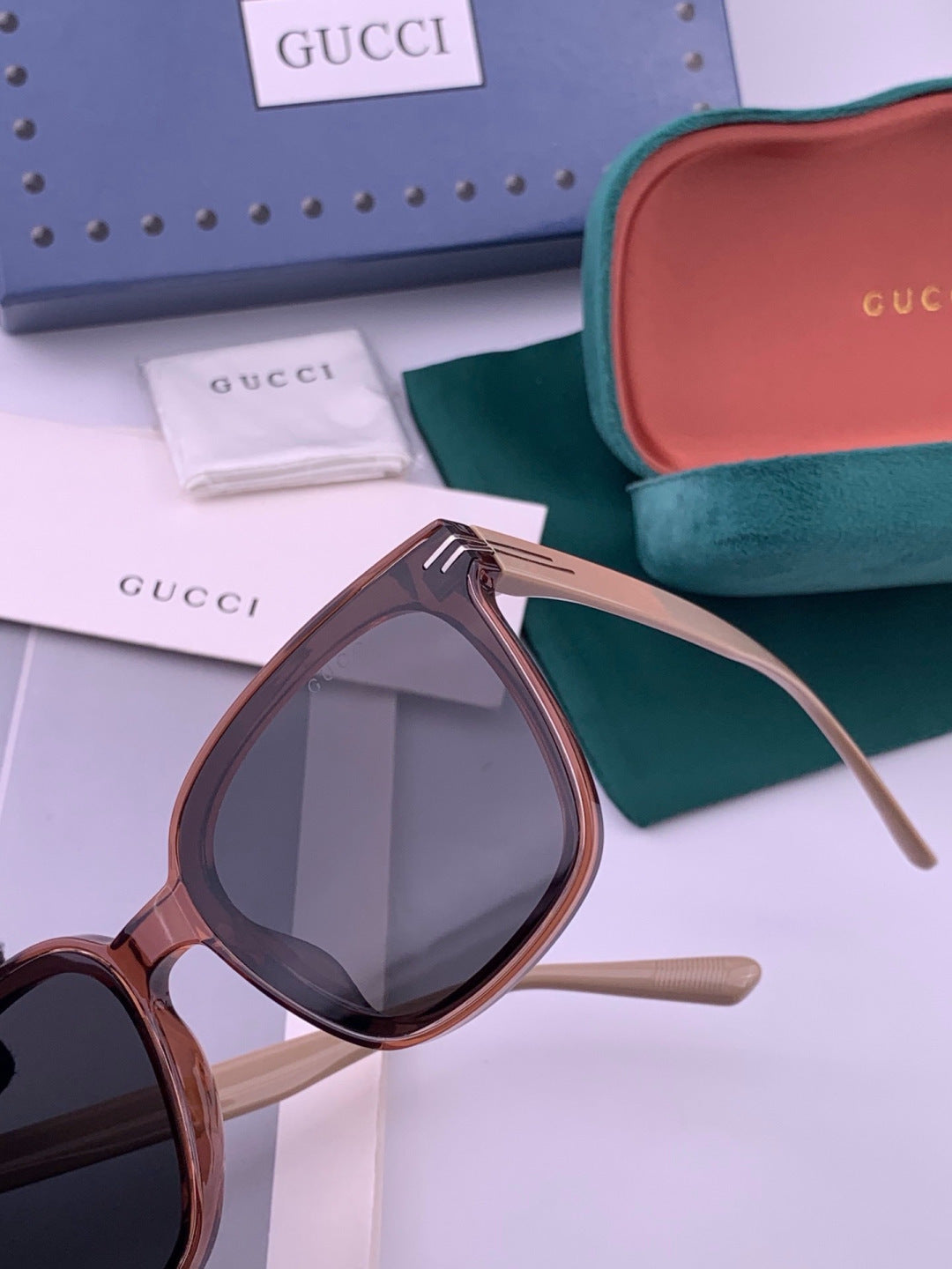 Gucci G07711 Round Gold Lens Sunglasses for Men & Women - detail image 2