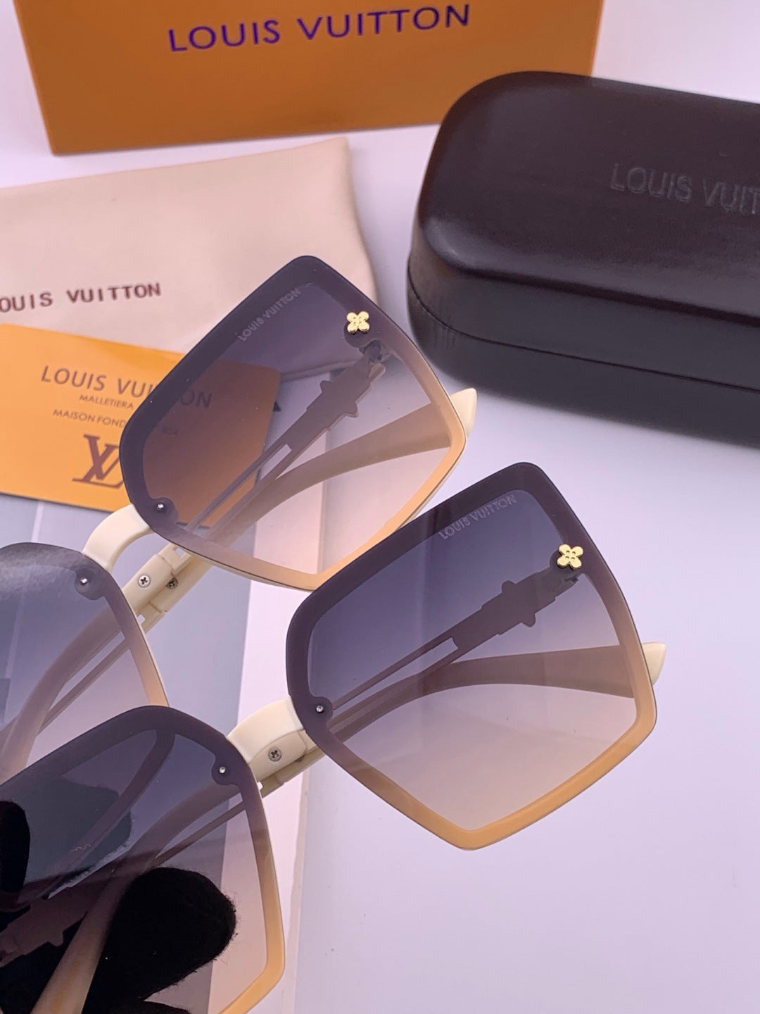 Louis Vuitton L6302 Square Gold Lens Sunglasses for Men & Women - 414849 - detail image 3