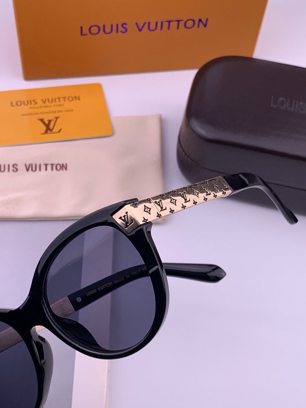 Louis Vuitton L87000 Oversized Black Lens Sunglasses for Men & Women - 414826 - detail image 3
