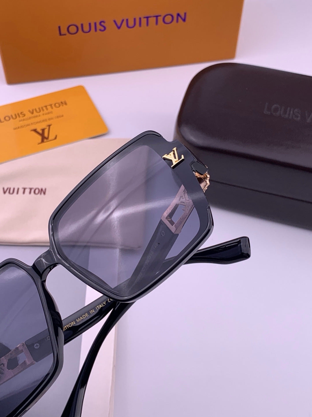 Louis Vuitton L77004 Oversized Blue Lens Sunglasses for Men & Women - 414834 - detail image 6