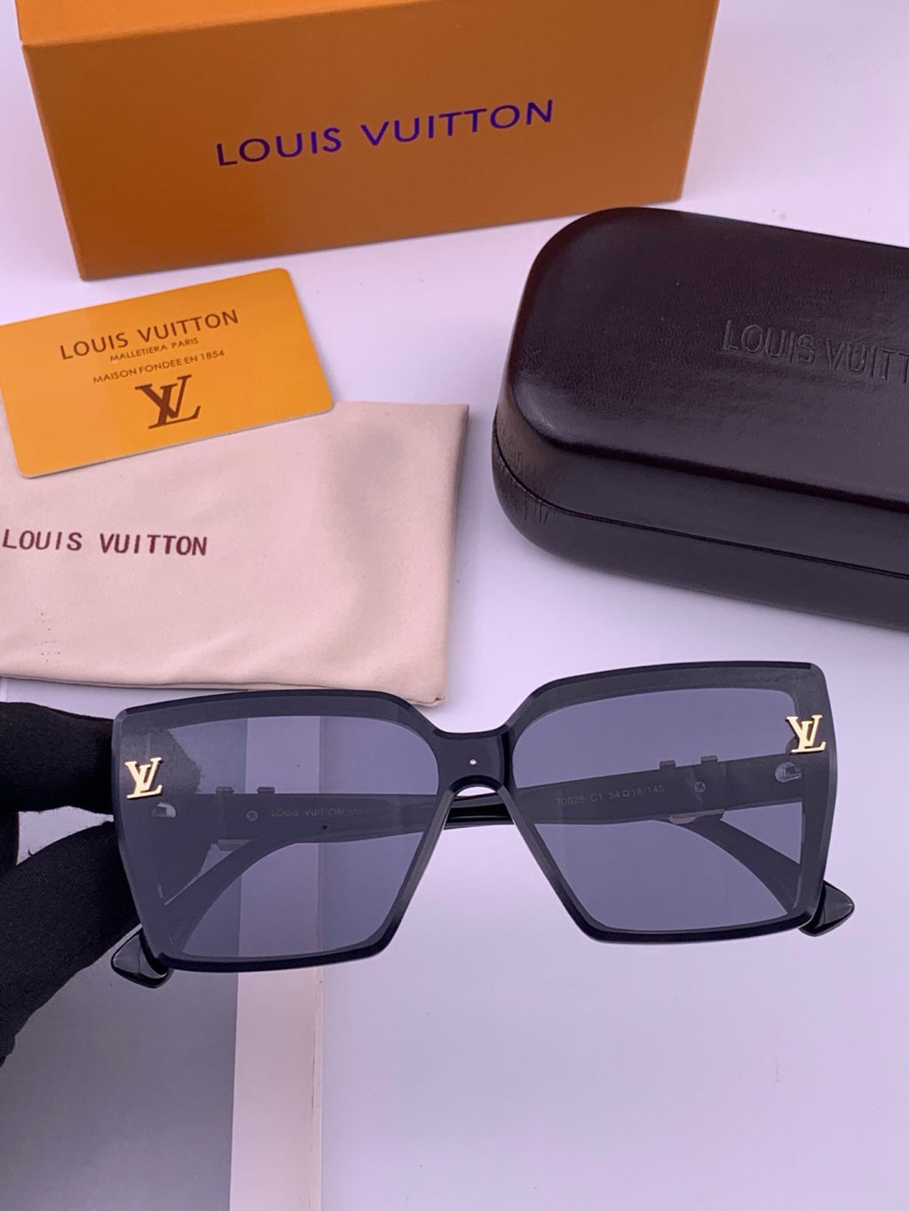 Louis Vuitton L57002 Oversized Black Lens Sunglasses for Men & Women - 414837