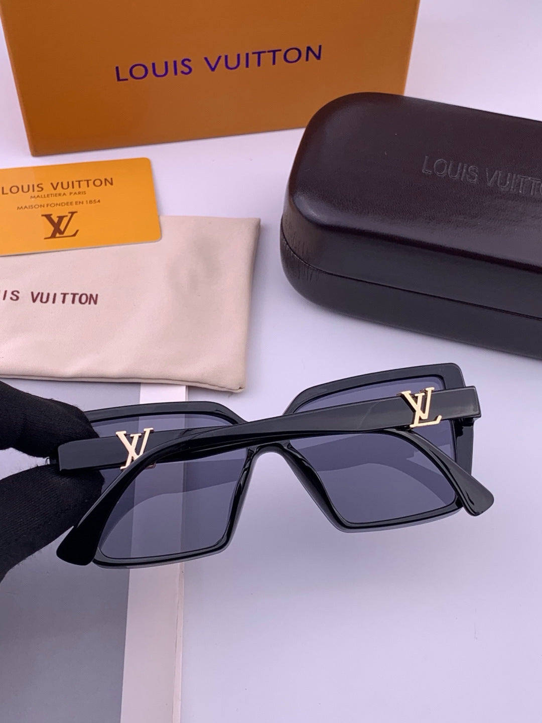 Louis Vuitton L57002 Oversized Black Lens Sunglasses for Men & Women - 414837 - detail image 4