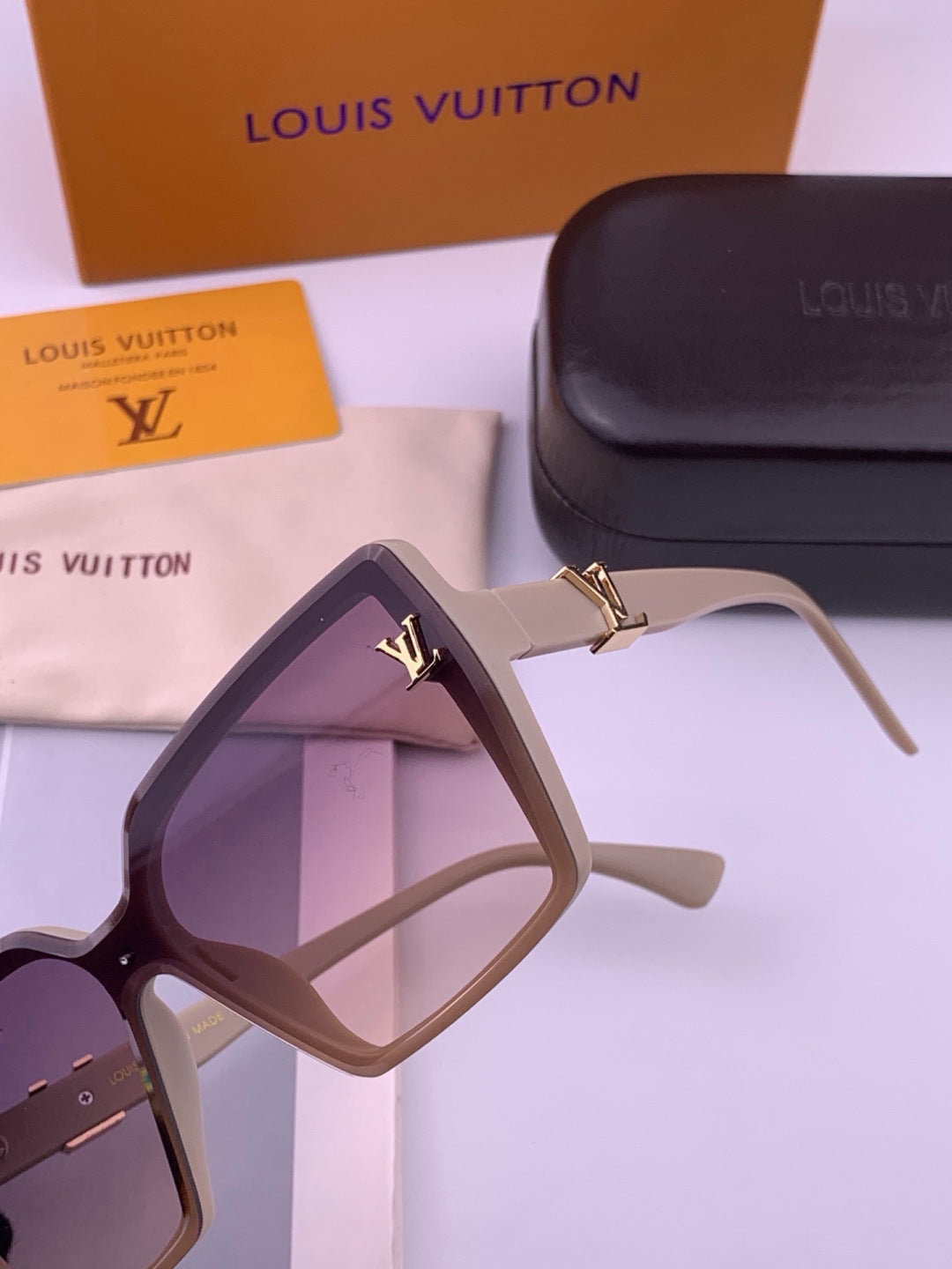 Louis Vuitton L57002 Oversized Purple Lens Sunglasses for Men & Women - 414838 - detail image 3