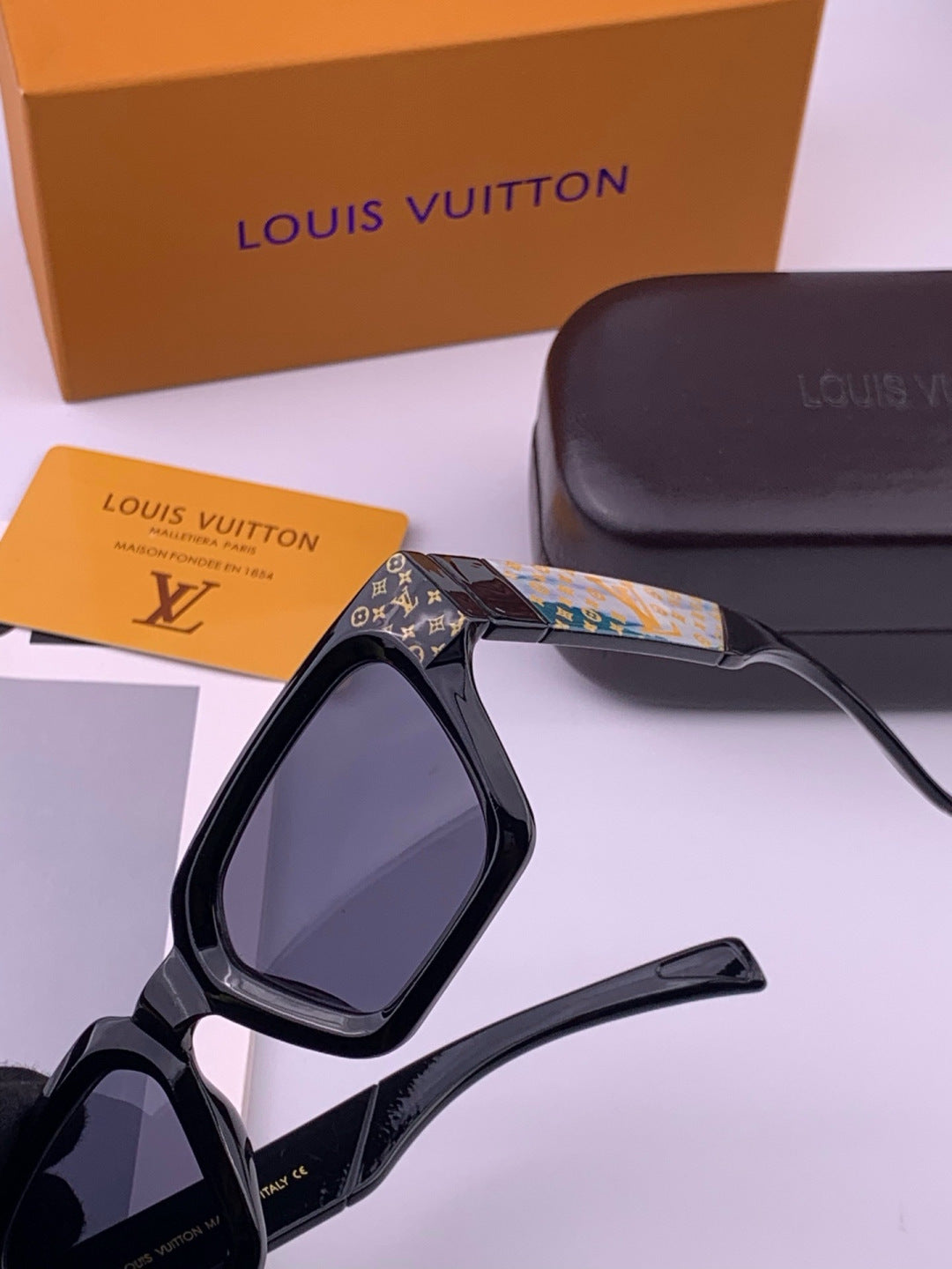 Louis Vuitton L37000 Oversized Brown Lens Sunglasses for Men & Women - 414814