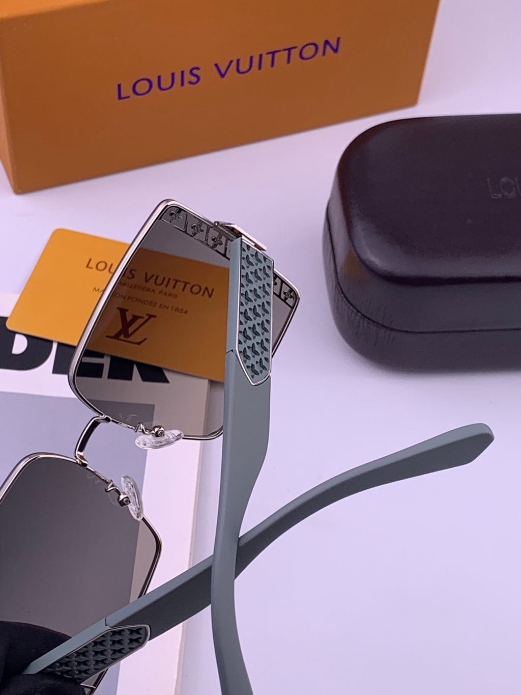 Louis Vuitton L2798 Polarized Square Gray Lens Sunglasses for Men & W - 431284 - detail image 6