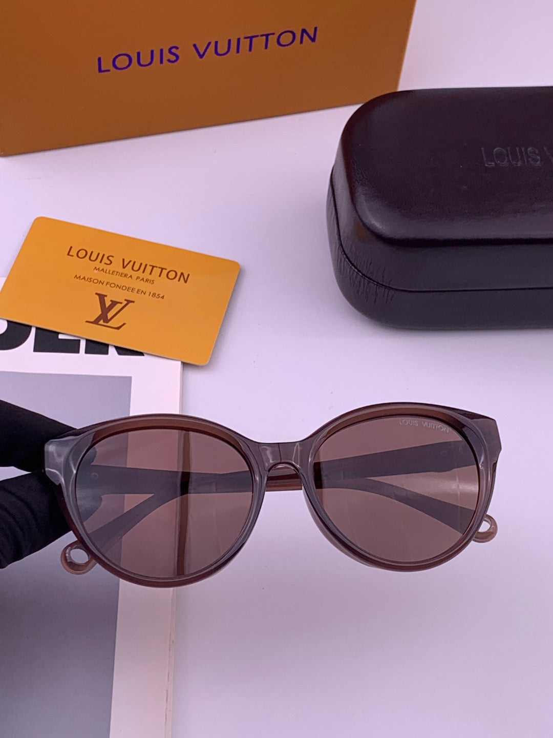 Louis Vuitton L6907 Fashion Black Lens Sunglasses for Men & Women - 431285