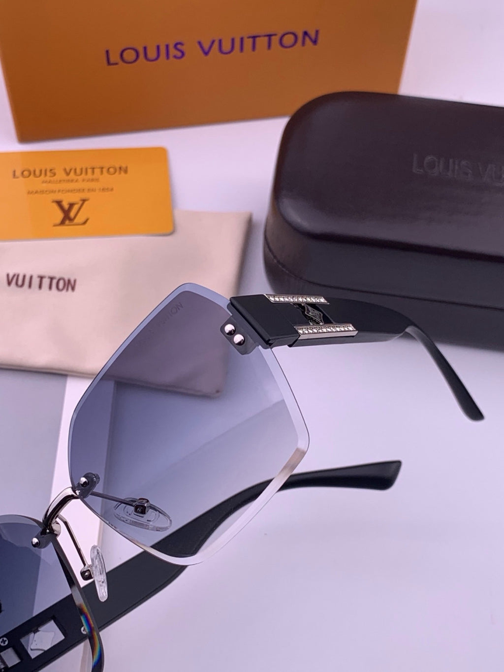 Louis Vuitton L9261 Square Black Lens Sunglasses for Men & Women - 431182 - detail image 3