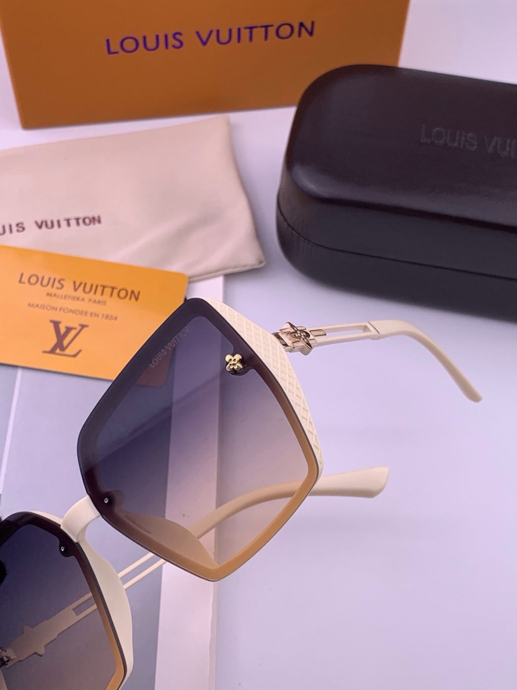 Louis Vuitton L6302 Square Gold Lens Sunglasses for Men & Women - 448512 - detail image 2