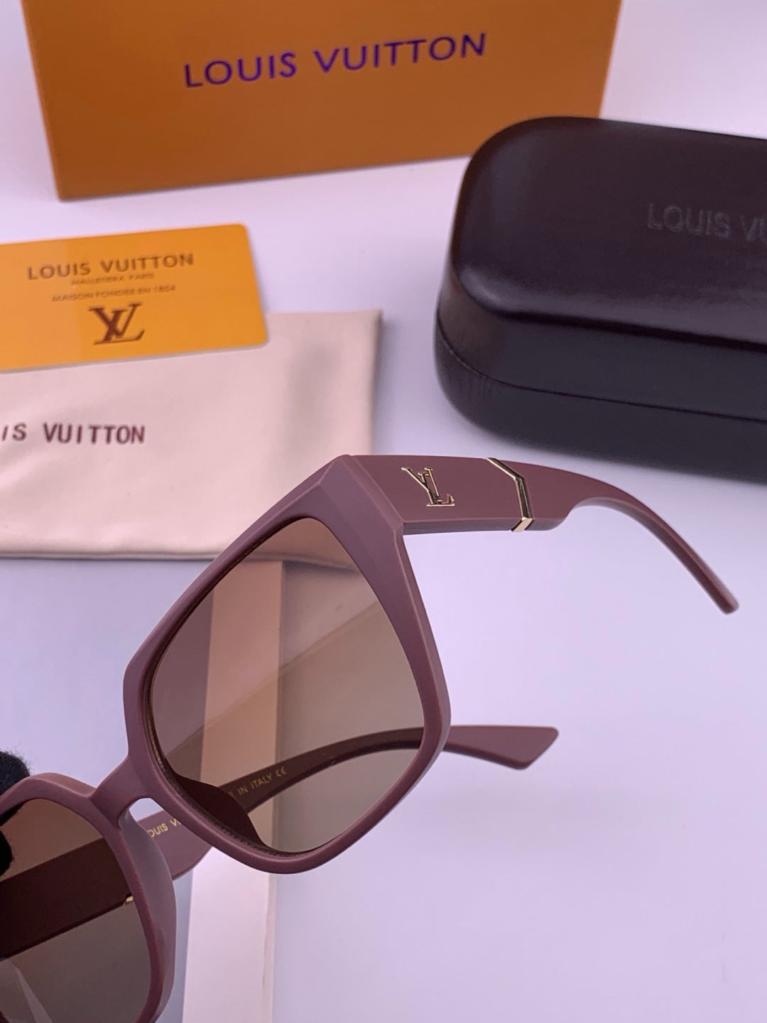 Louis Vuitton L77004 Oversized Purple Lens Sunglasses for Men & Women - 448489 - detail image 2