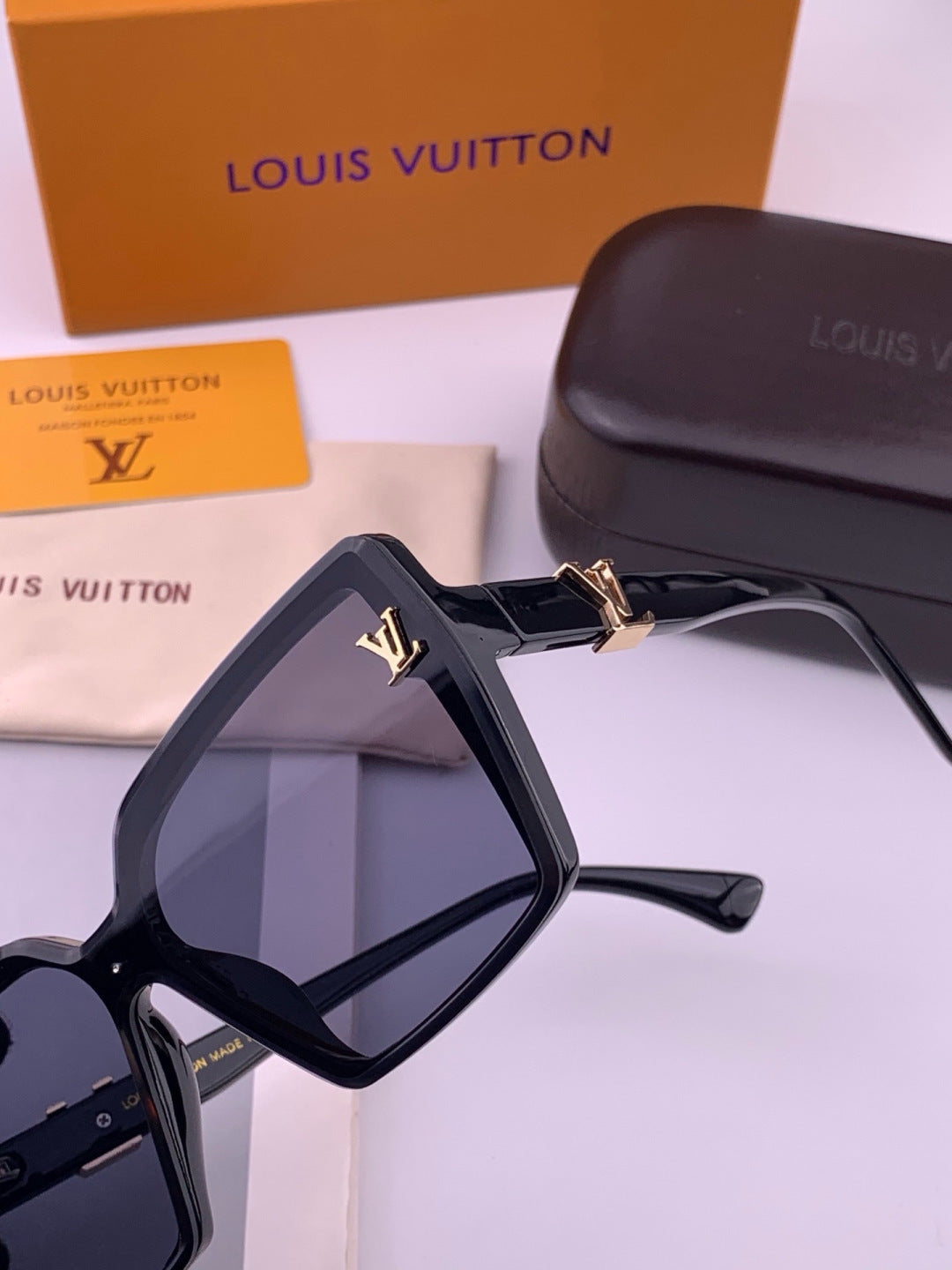 Louis Vuitton L57002 Oversized Black Lens Sunglasses for Men & Women - 448496 - detail image 3