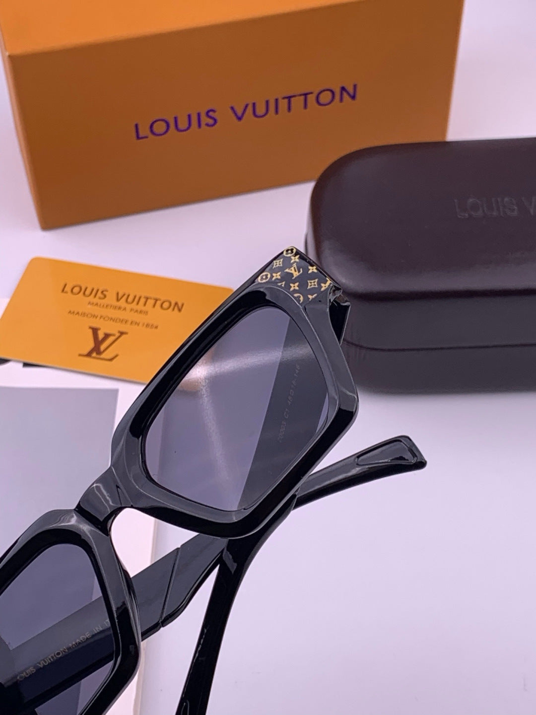 Louis Vuitton L37000 Oversized Brown Lens Sunglasses for Men & Women - 448577 - detail image 2