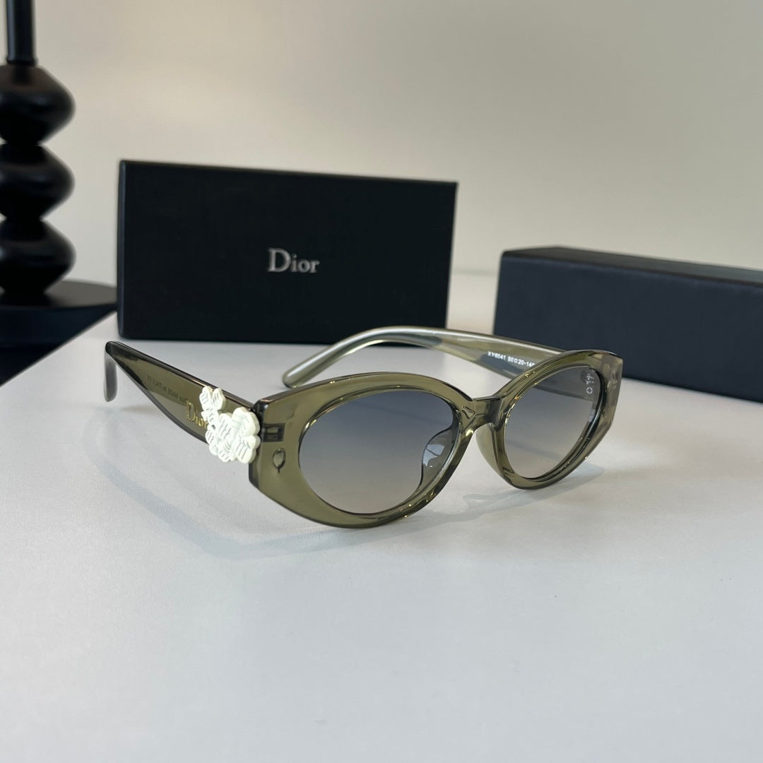 Dior Fashion Silver Lens Sunglasses for Men & Women - 465357