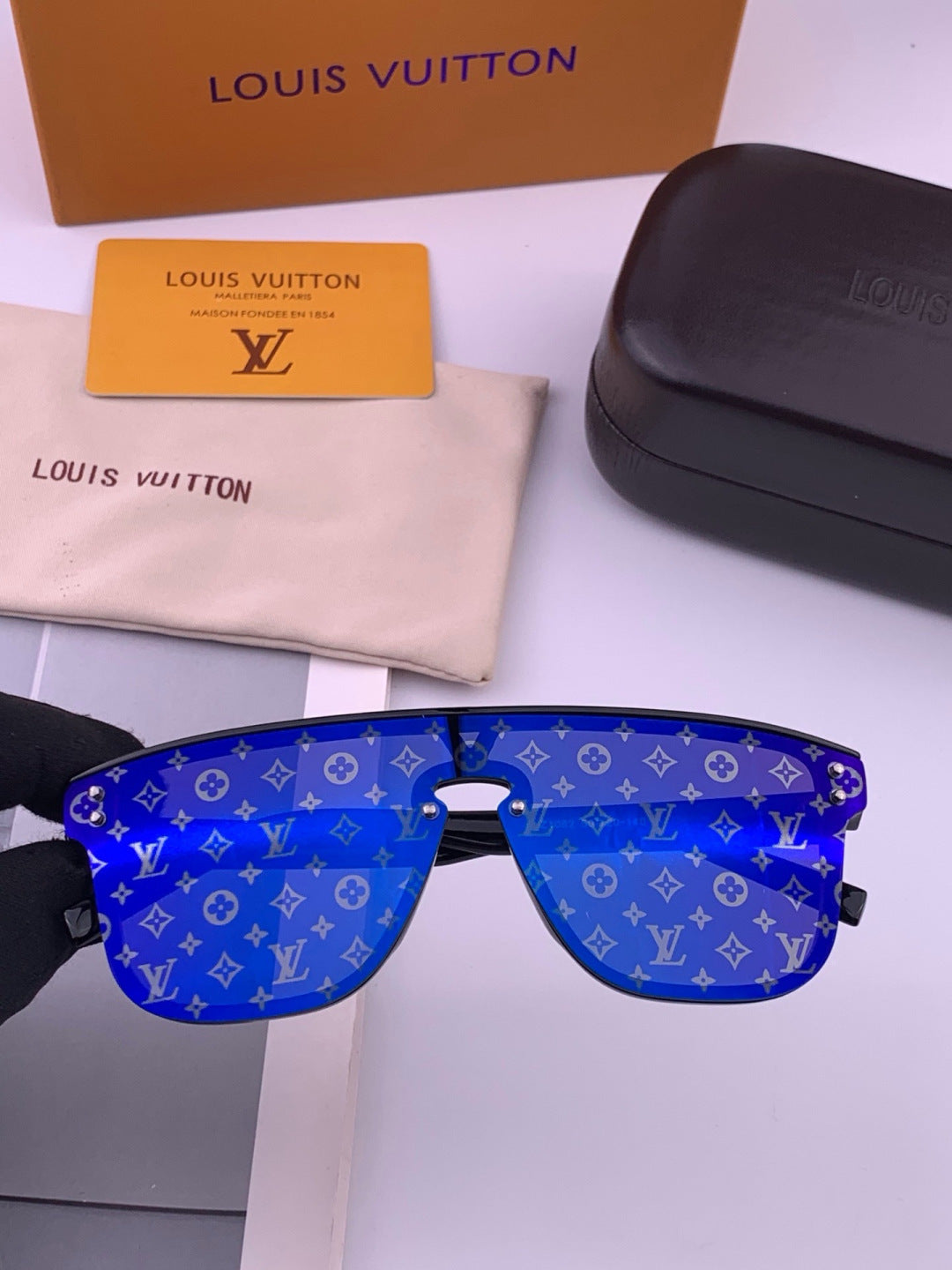 Louis Vuitton L2108 Aviator Silver Lens Sunglasses for Men & Women - detail image 5