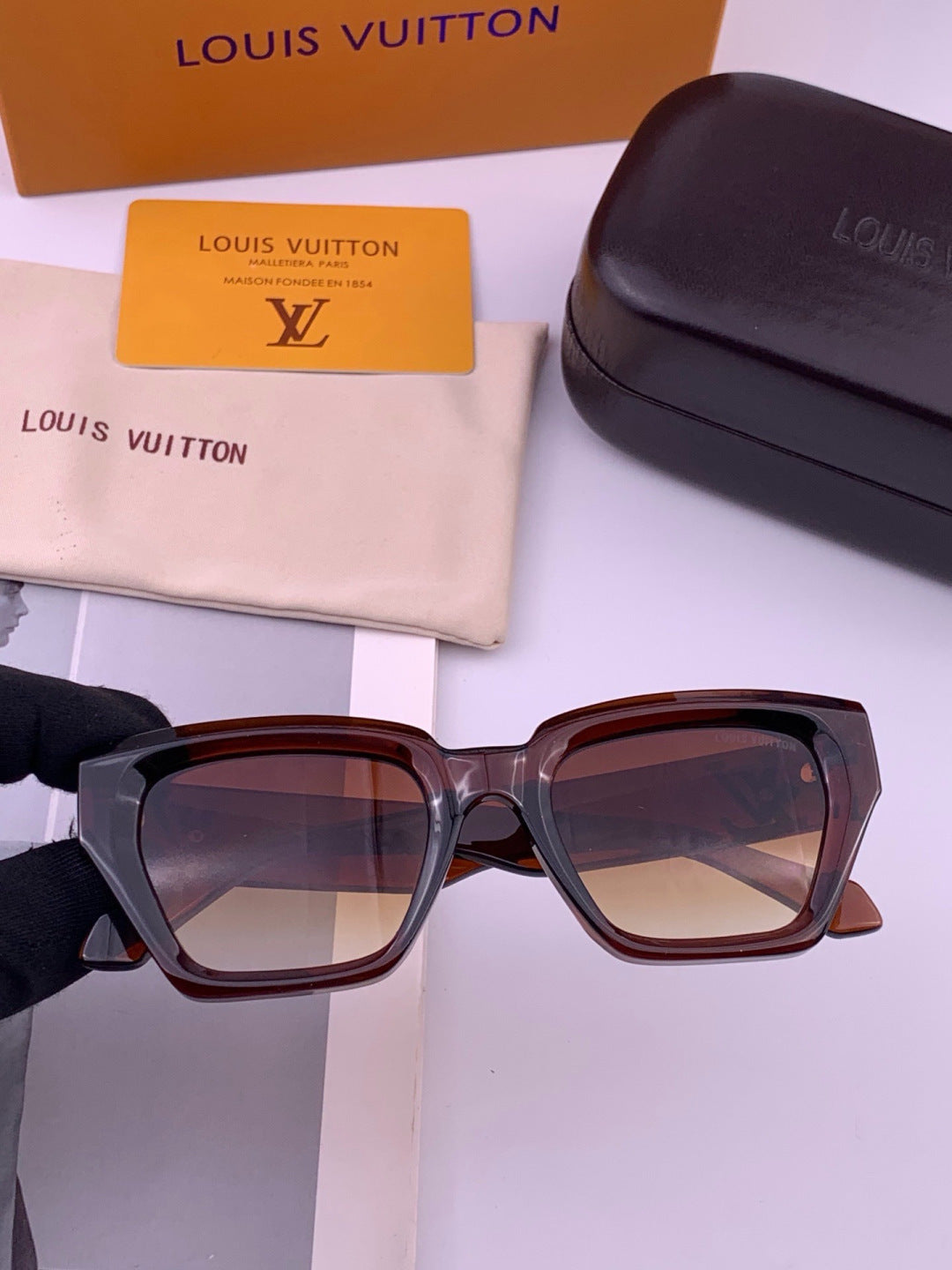 Louis Vuitton L26900 Square Black Lens Sunglasses for Women - 464704 - detail image 2
